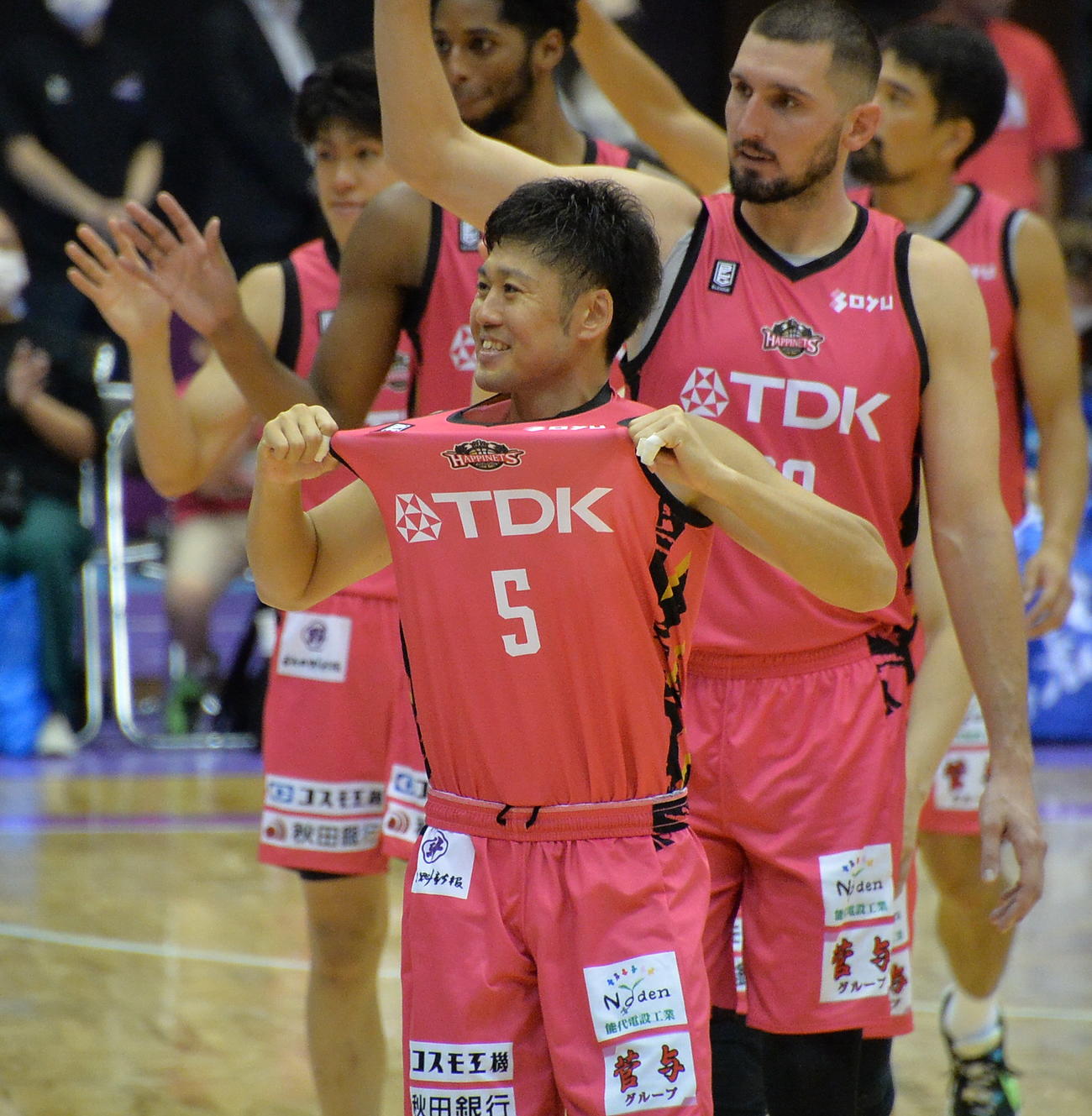 秋田対青森　大けがを乗り越え、ブースターに復活をアピールするB1秋田・田口（撮影・濱本神威）