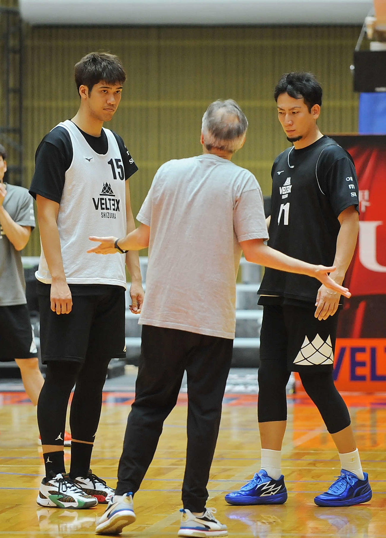 ベルテックス静岡の加納（右）と市川（左）はミュラー監督の話を聞く