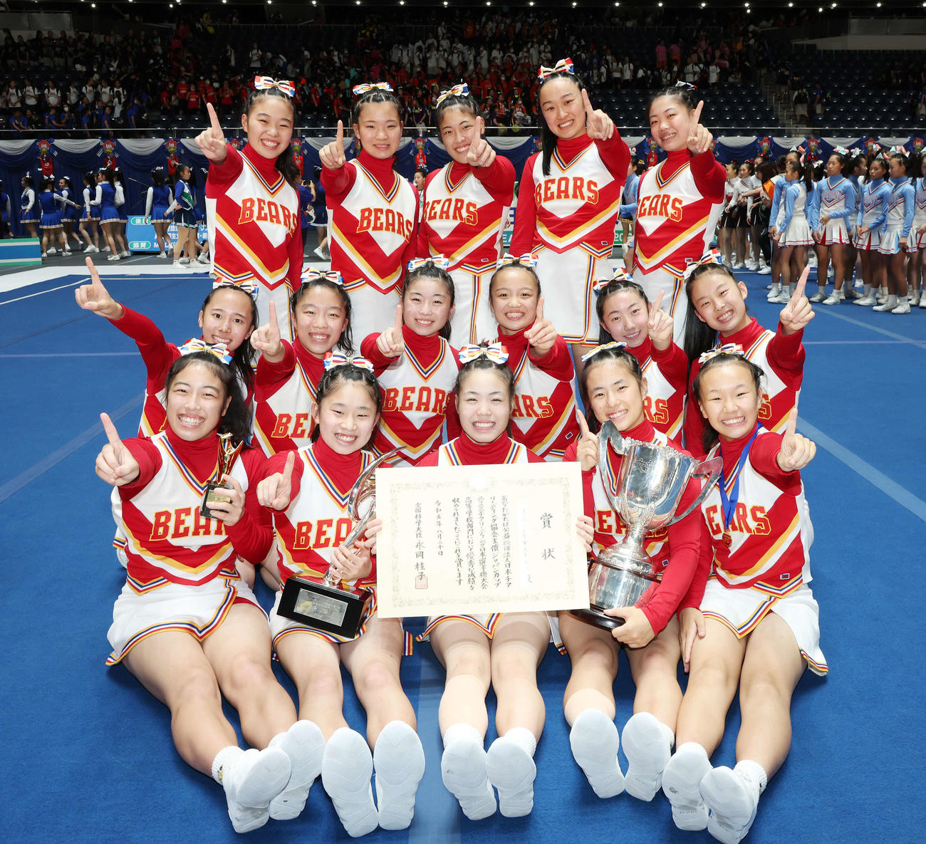 高等学校部門を優勝し、笑顔で記念撮影する箕面自由学園チアリーディング部（2023年8月20日撮影）