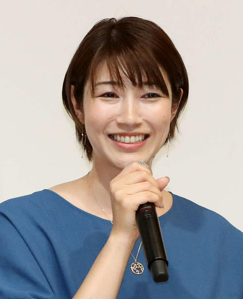 狩野舞子さん七変化 学生、チア姿…米国の卒アル風「AIイヤーブック