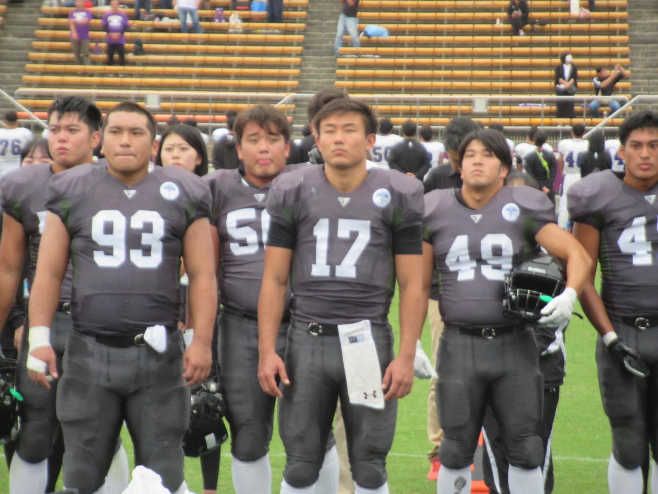 京大を無傷の4連勝にけん引した京大QB泉＜17＞ら（撮影・実藤健一）