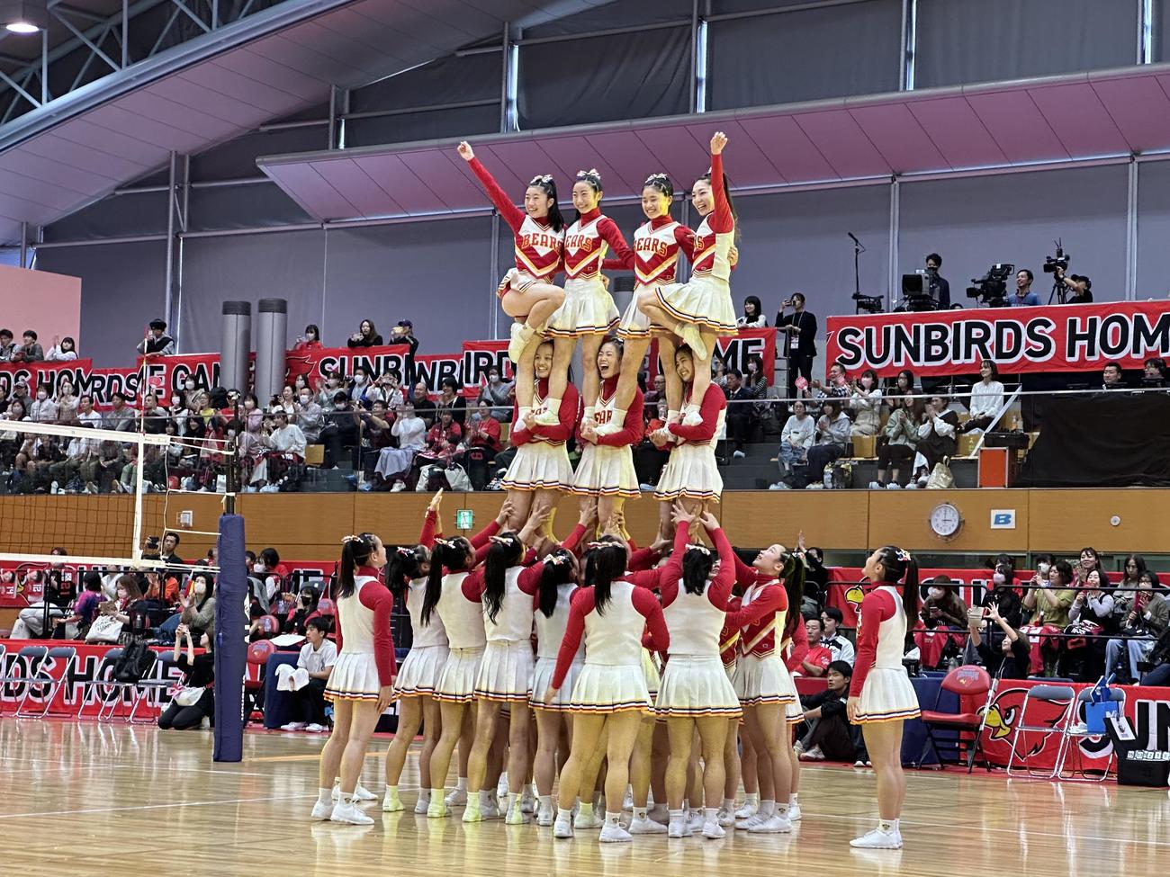 Vリーグ開幕戦のハーフタイムショーに登場した箕面自由学園チアリーダー部