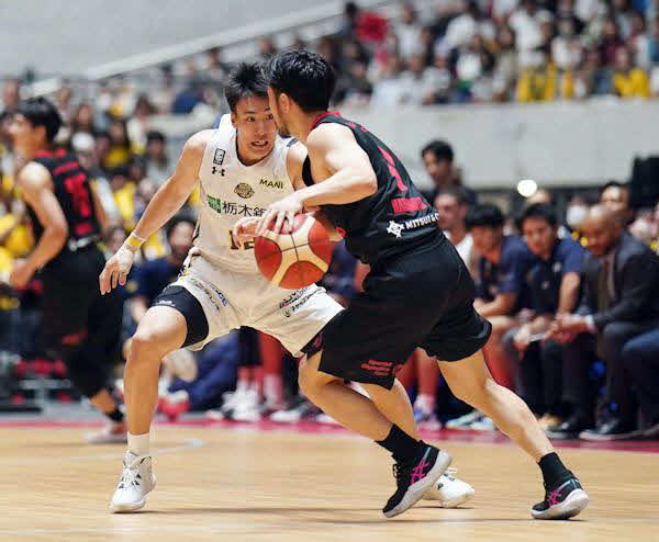 男子バスケットボールBリーグ1部（B1）　A東京対宇都宮　第4Q、ゴール下に切り込む宇都宮の比江島慎（中央）＝2023年10月14日