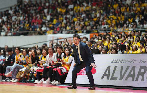 男子バスケットボールBリーグ1部（B1）　A東京対宇都宮　大きな声で指示を出す宇都宮佐々宜央ヘッドコーチ＝2023年10月14日