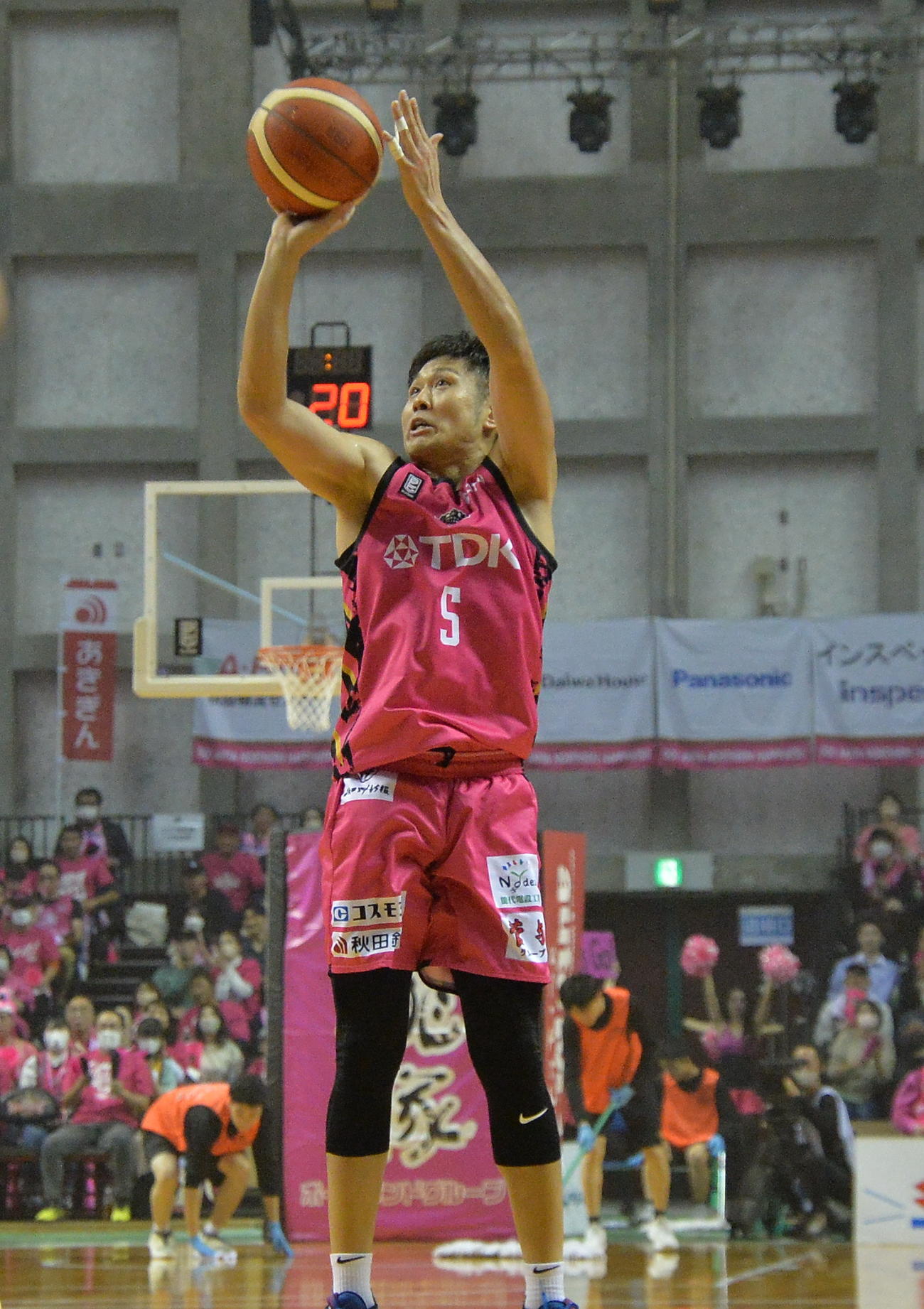 第4Q、シュートを放つ秋田田口