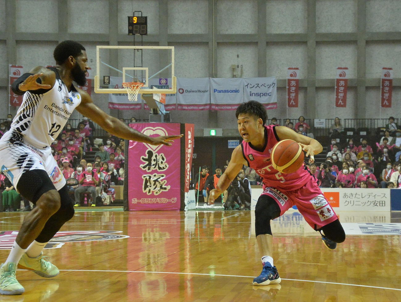秋田対島根　第4Q、ドリブルで攻め込むB1秋田・田口（右）（撮影・濱本神威）