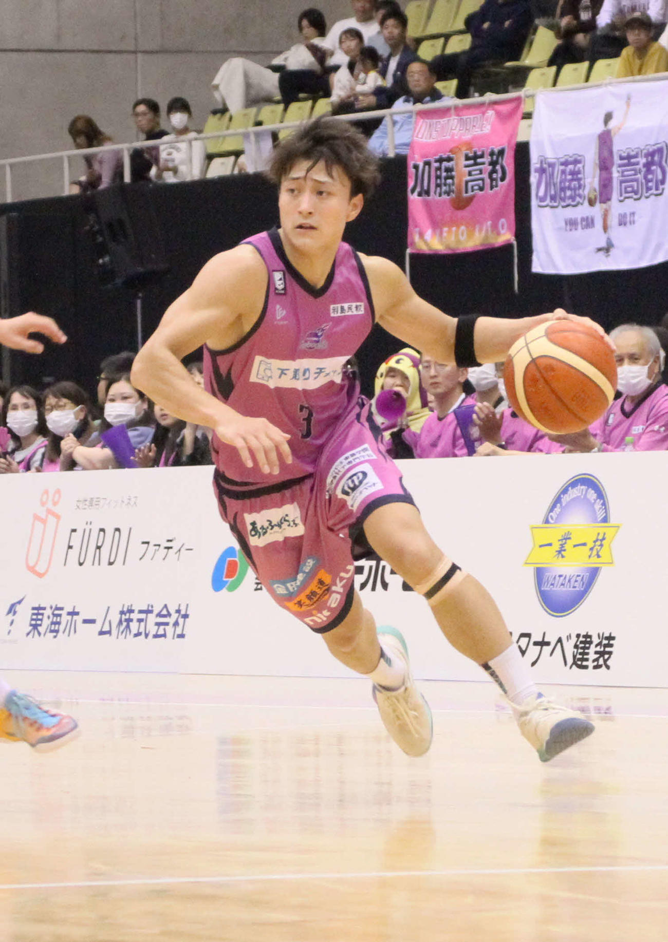 第3Q、ドライブでシュートを狙う福島加藤