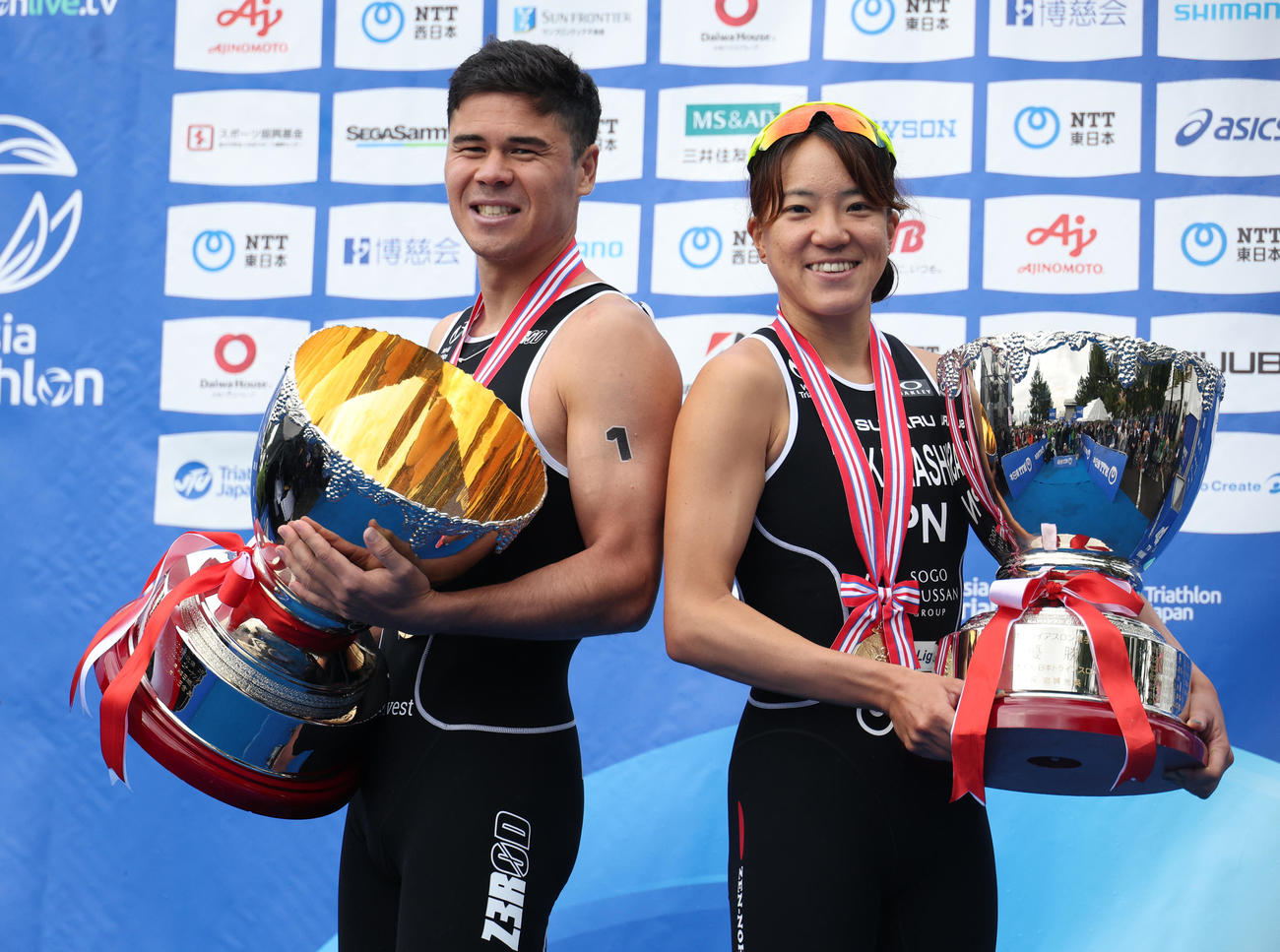 優勝しカップを手にするニナー（左）と高橋（撮影・中島郁夫）