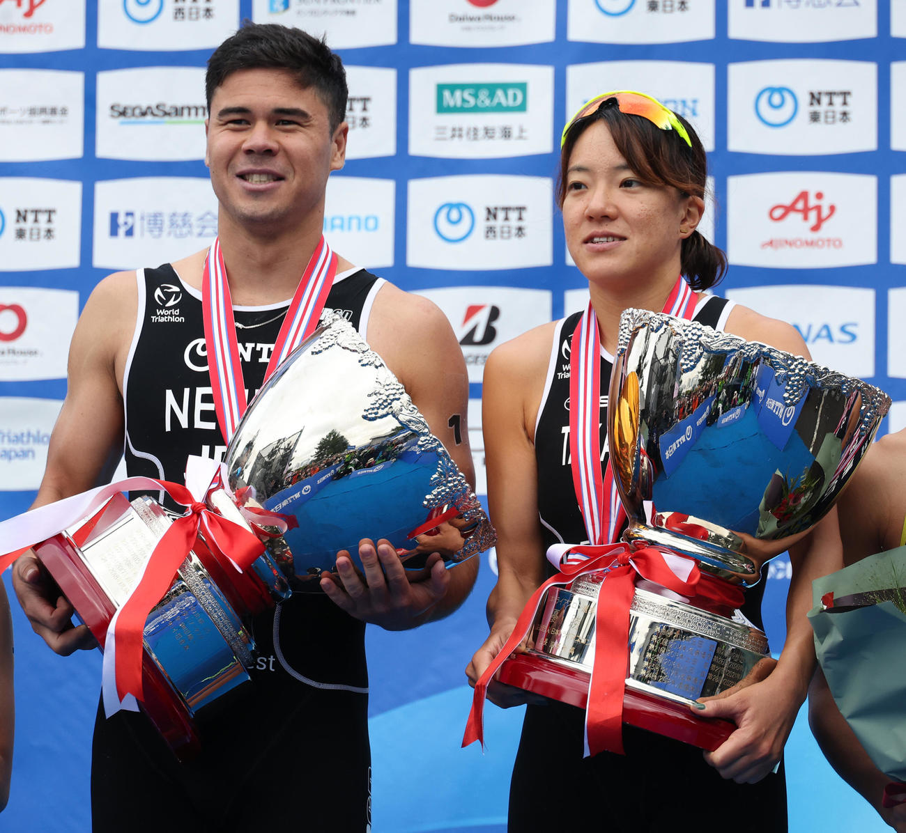 第29回日本トライアスロン選手権で優勝しカップを手にするニナー（左）と高橋（撮影・中島郁夫）