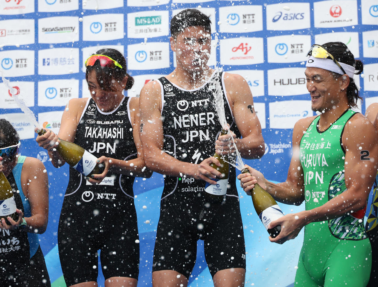 第29回日本トライアスロン選手権で優勝しシャンパンファイトを楽しむ左から高橋、ニナー、古谷（撮影・中島郁夫）