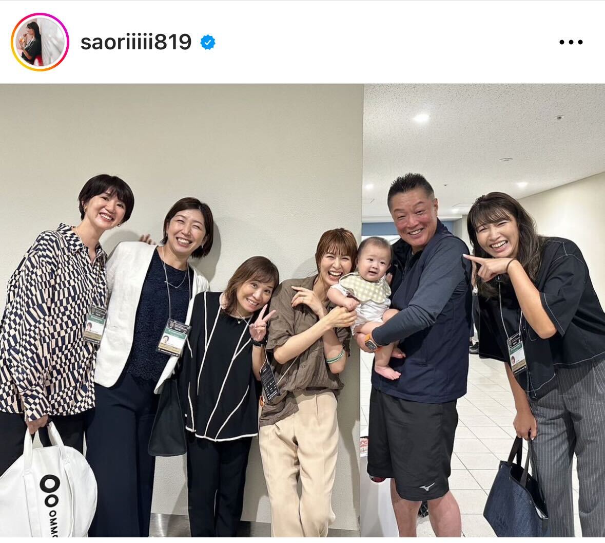 長男を真鍋監督に抱っこしてもらう木村沙織さんと元バレー日本代表のメンバー（木村沙織さんのインスタグラムから）