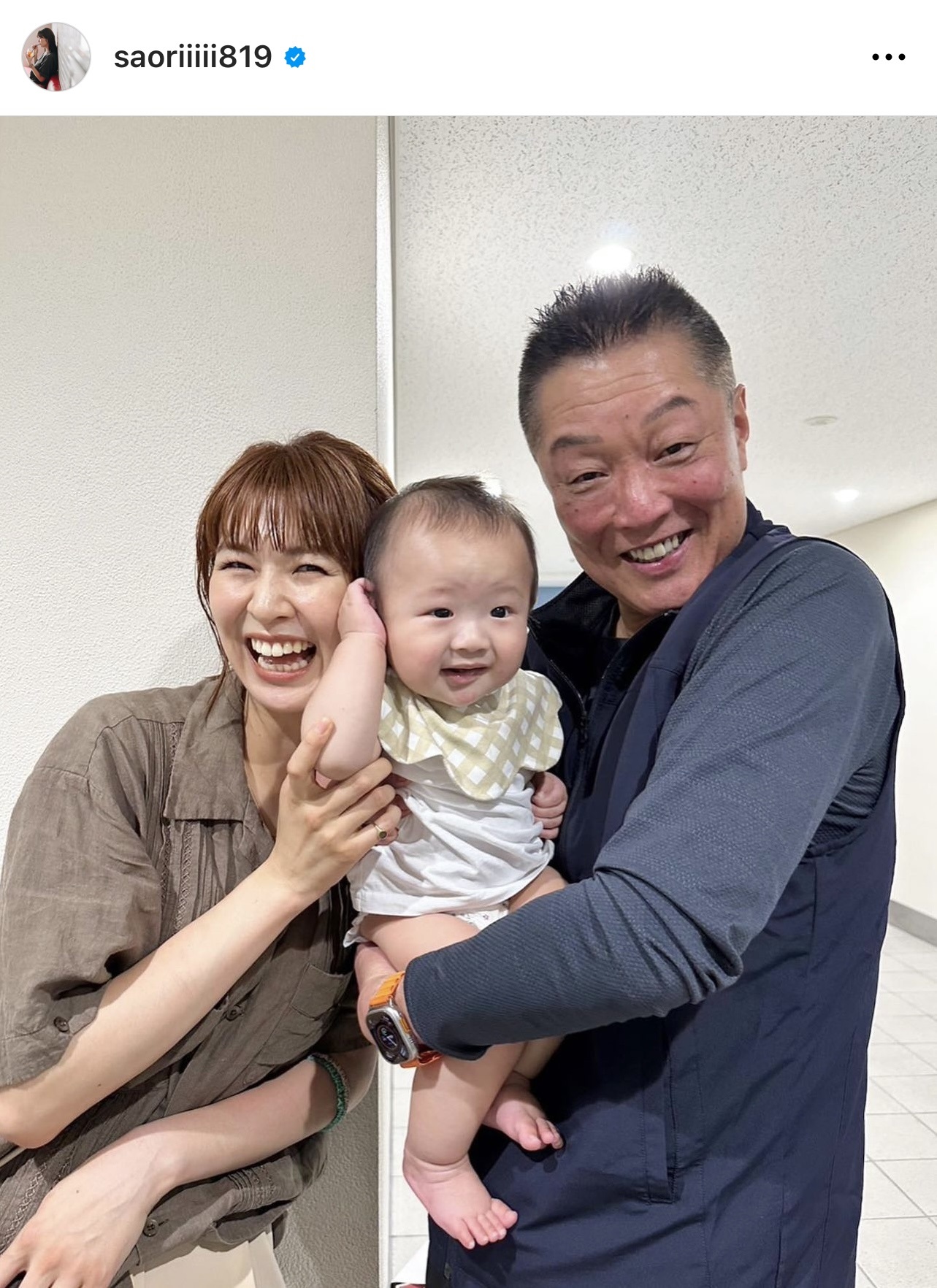 木村沙織さんの長男を抱っこする真鍋監督（木村沙織さんのインスタグラムから）