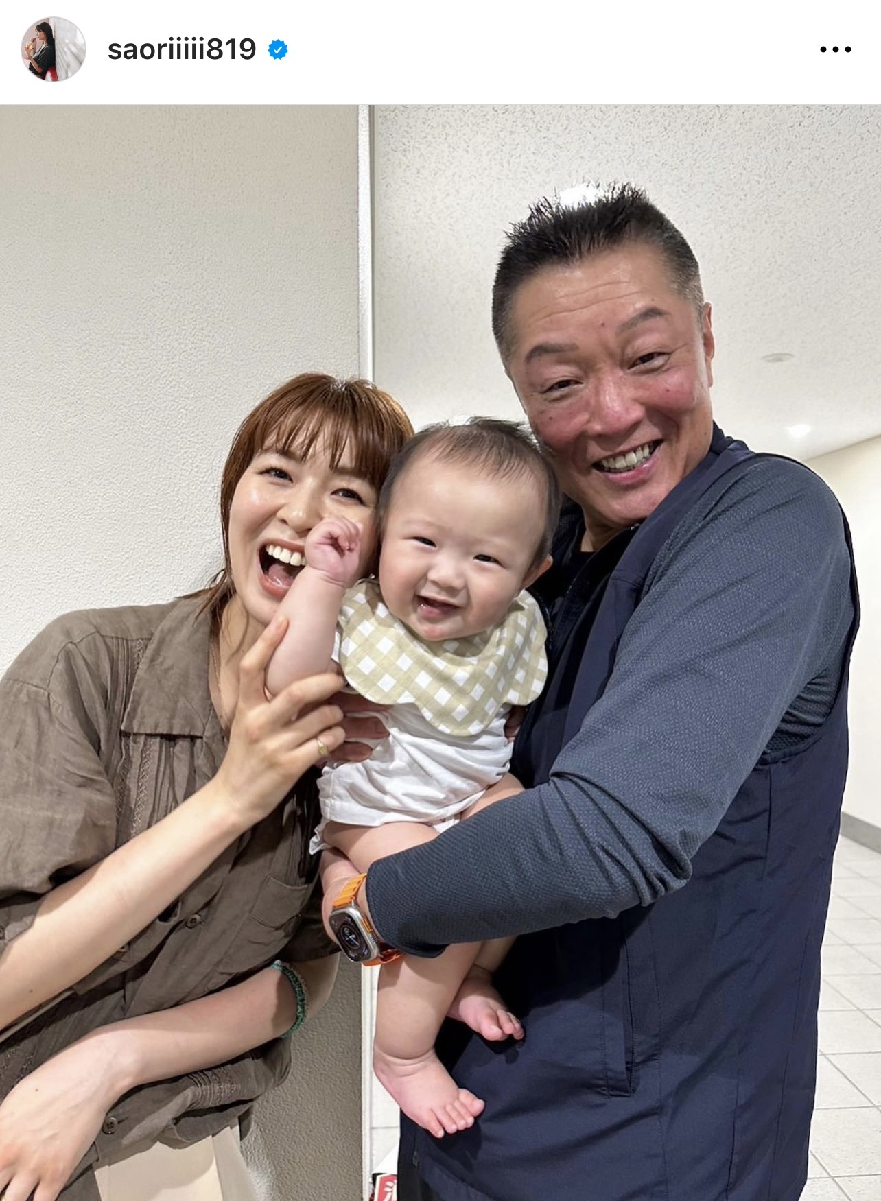 木村沙織さんの長男を抱っこする真鍋監督（木村沙織さんのインスタグラムから）