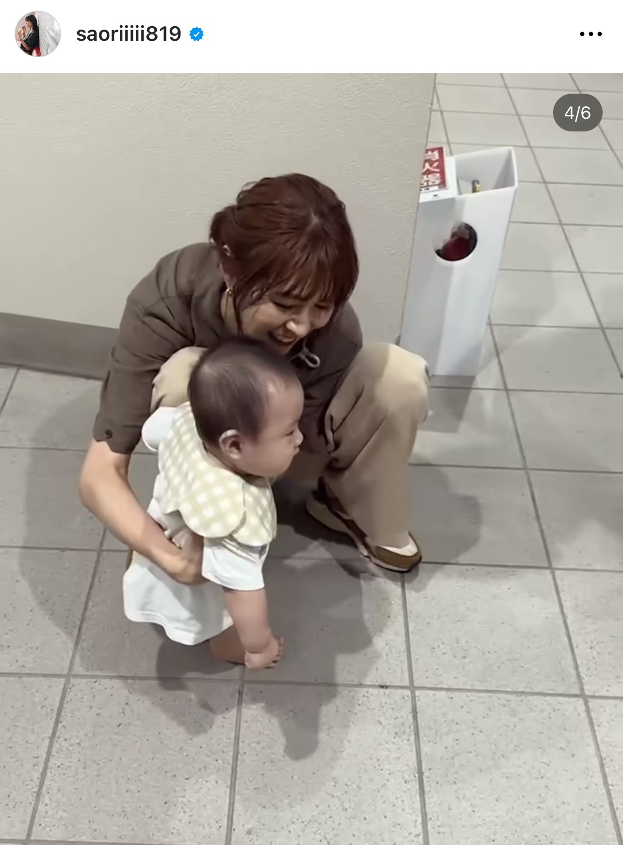 長男を真鍋監督のほうに向けてあげる木村沙織さん（木村沙織さんのインスタグラムから）
