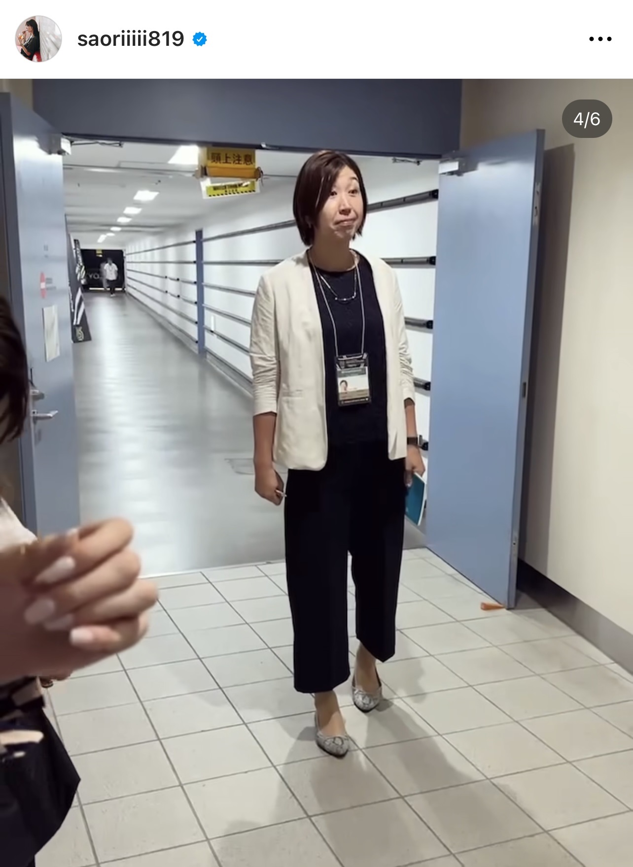 真鍋監督も木村沙織さんの長男に話しかけていて、きょとんとする荒木絵里香さん（木村沙織さんのインスタグラムから）