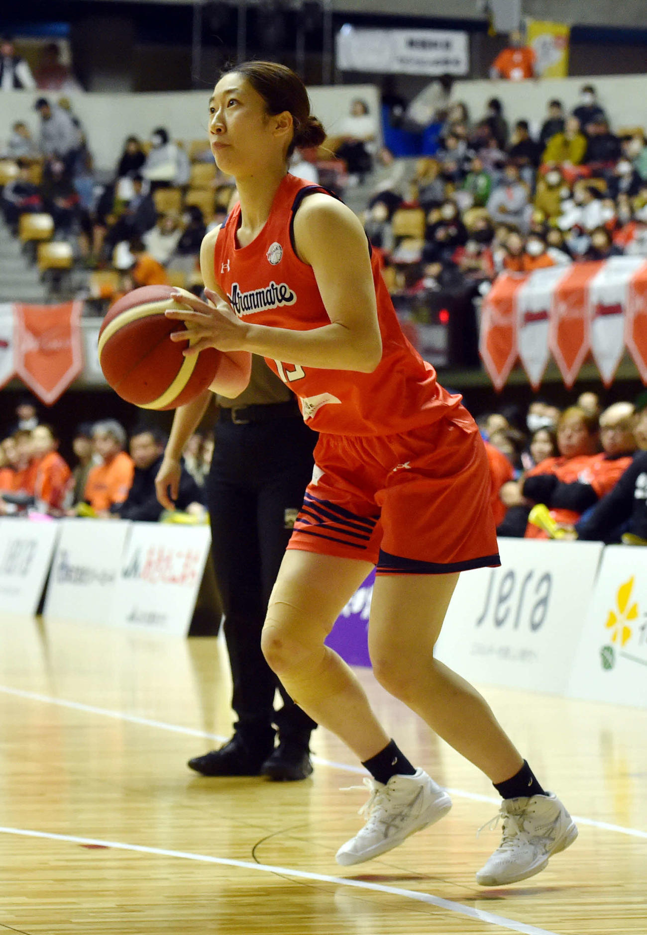 アランマーレ秋田対ENEOS　第4Q、3点シュートを狙うアランマーレ秋田・鈴木（撮影・相沢孔志）