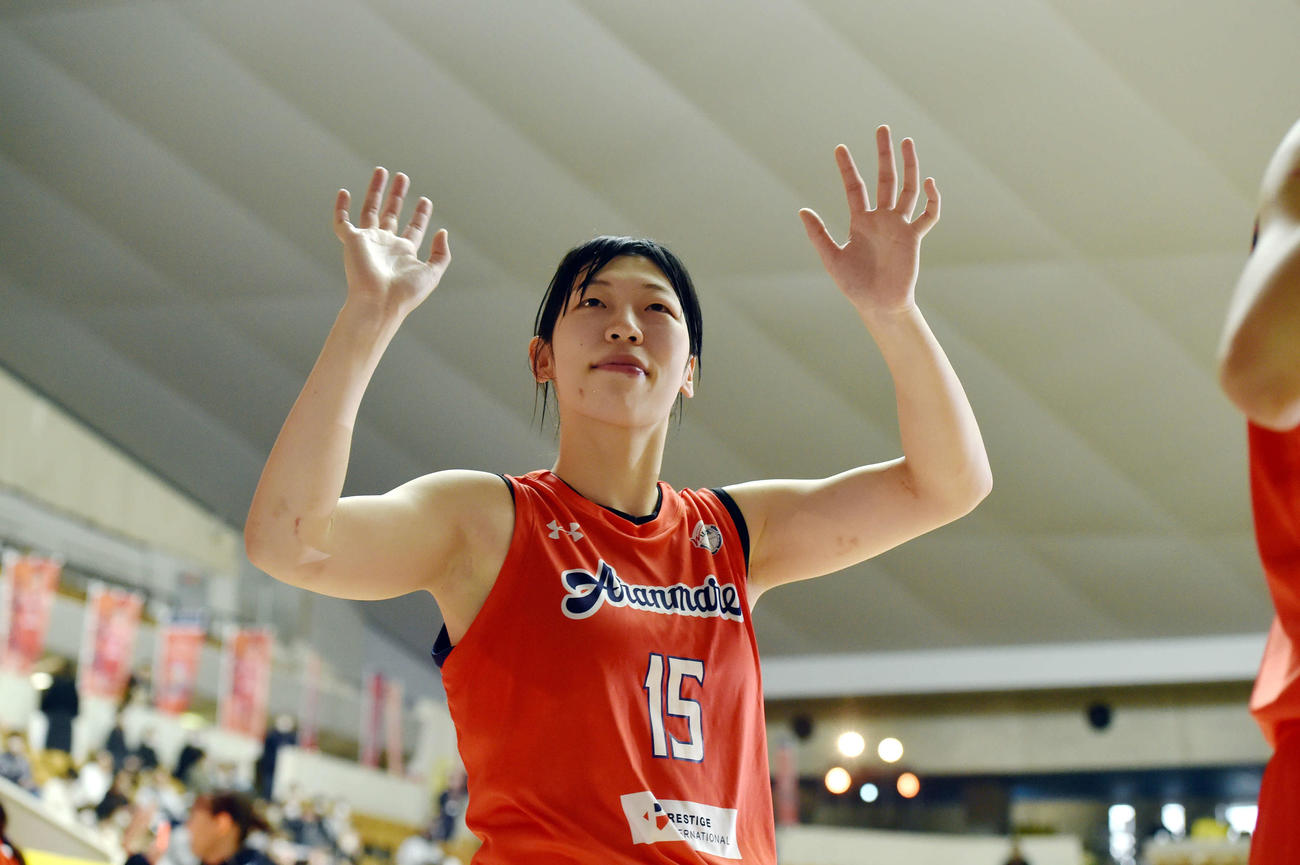 アランマーレ秋田対ENEOS　試合後、2階席の観客に手を振るアランマーレ秋田・佐藤京（撮影・相沢孔志）