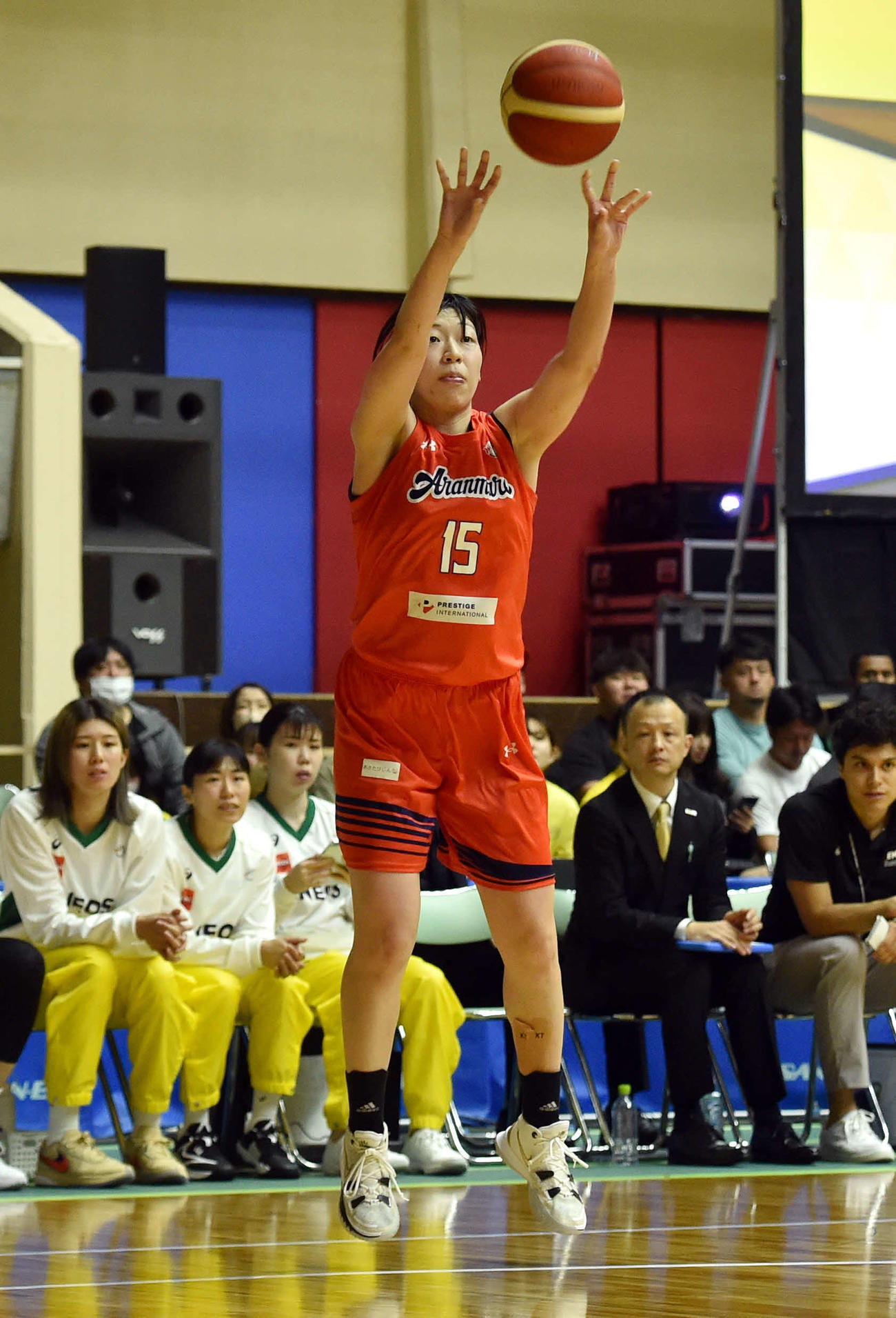 アランマーレ秋田対ENEOS　第4Q、シュートを打つアランマーレ秋田・佐藤京（撮影・相沢孔志）