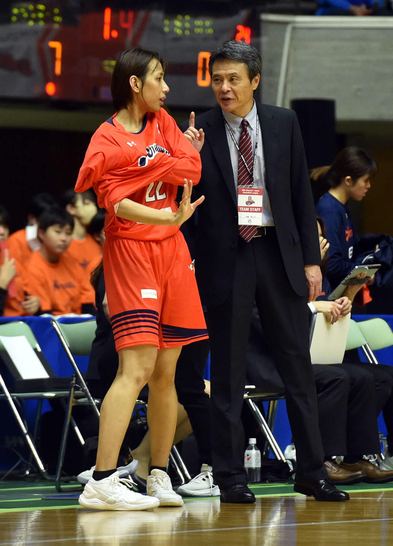 アランマーレ秋田対ENEOS　第3Q、アランマーレ秋田・森（左）に指示を与える小嶋HC（撮影・相沢孔志）
