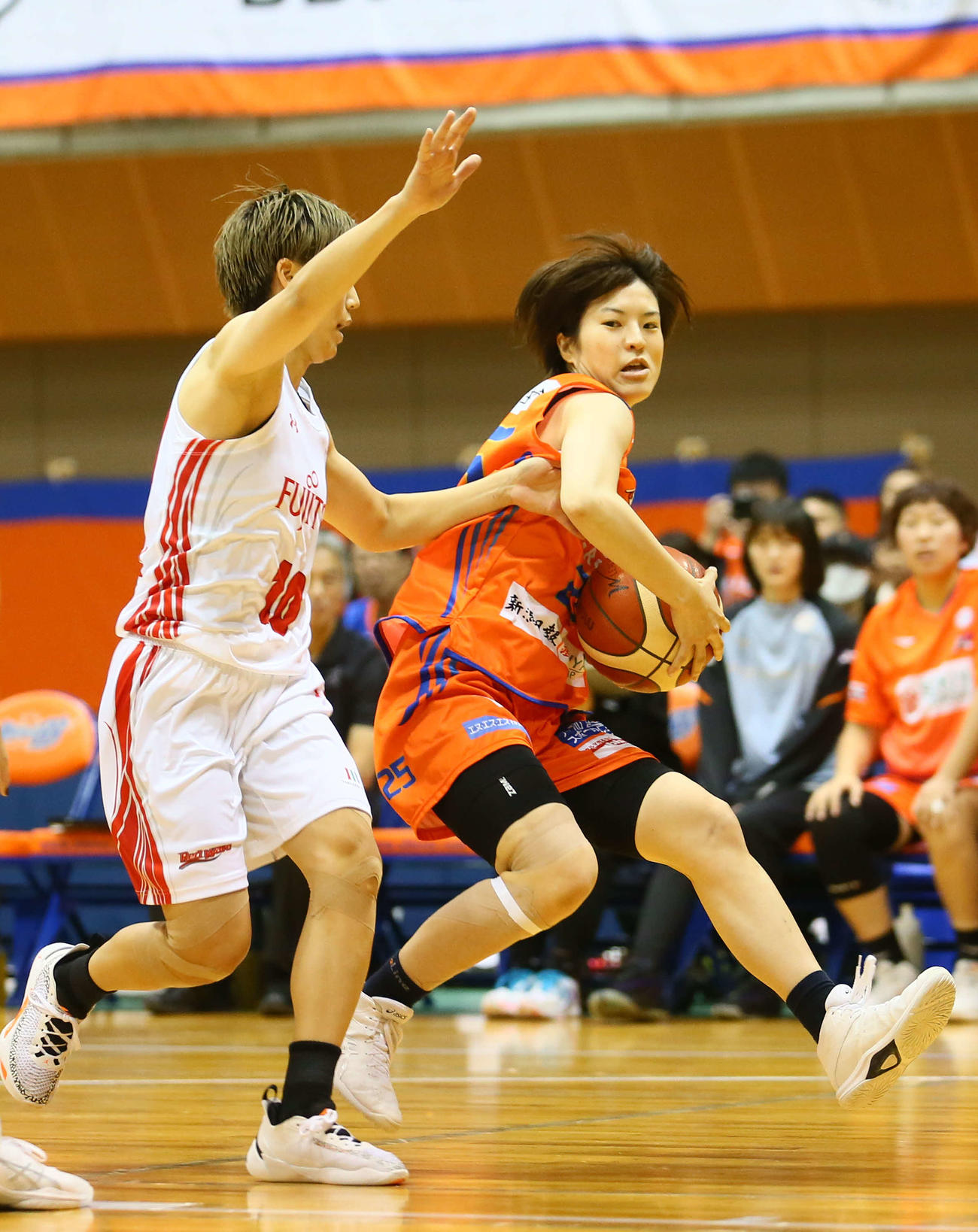 新潟対富士通　PG北川は、東京五輪代表のPG町田の厳しいマークに対応する