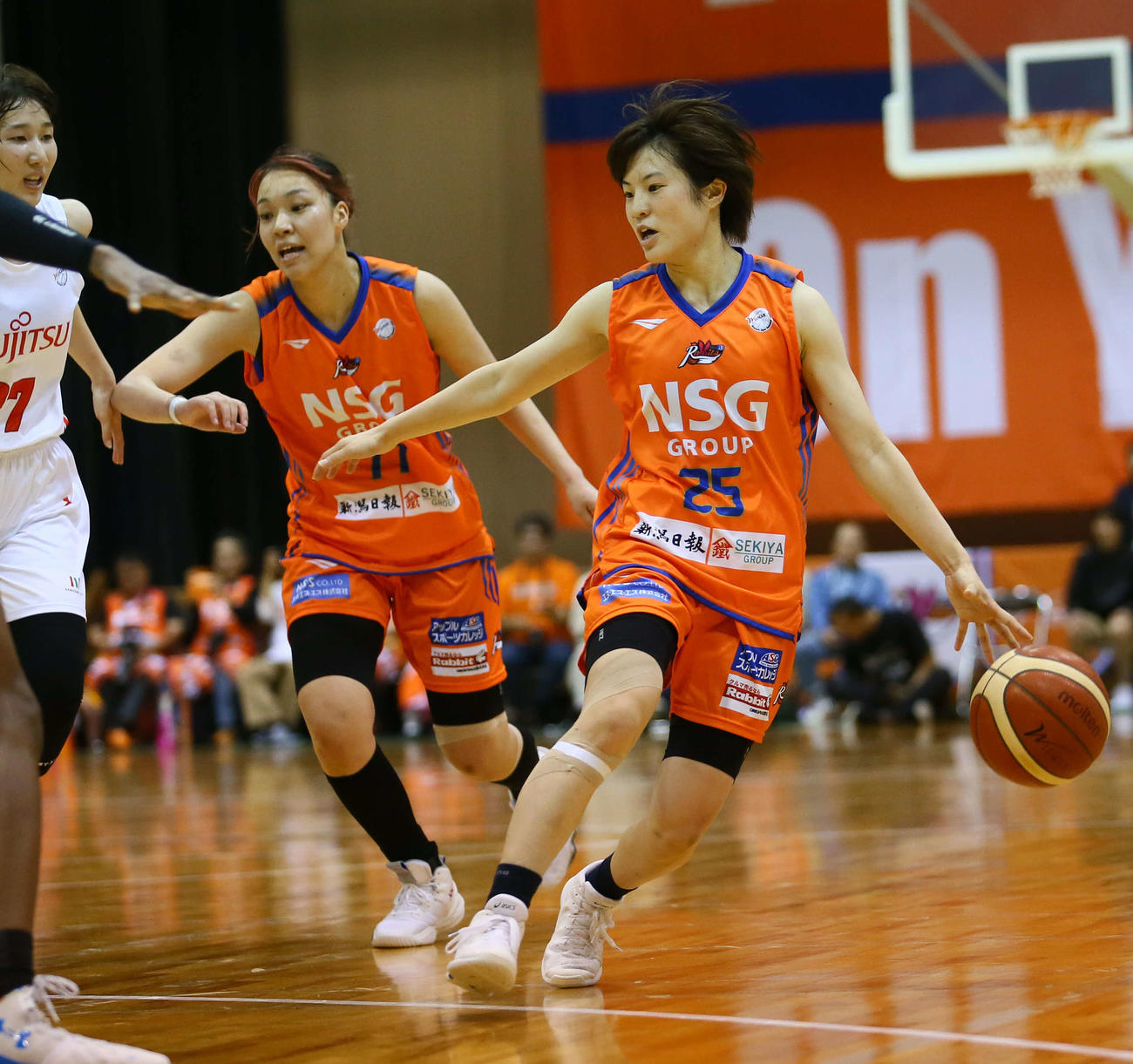 新潟対富士通　PG北川がドリブルでボールを運ぶ