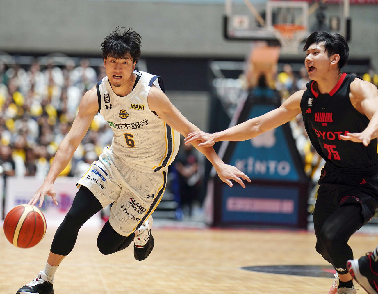 第3Q、A東京の小酒部泰暉（右）をかわす宇都宮の比江島慎