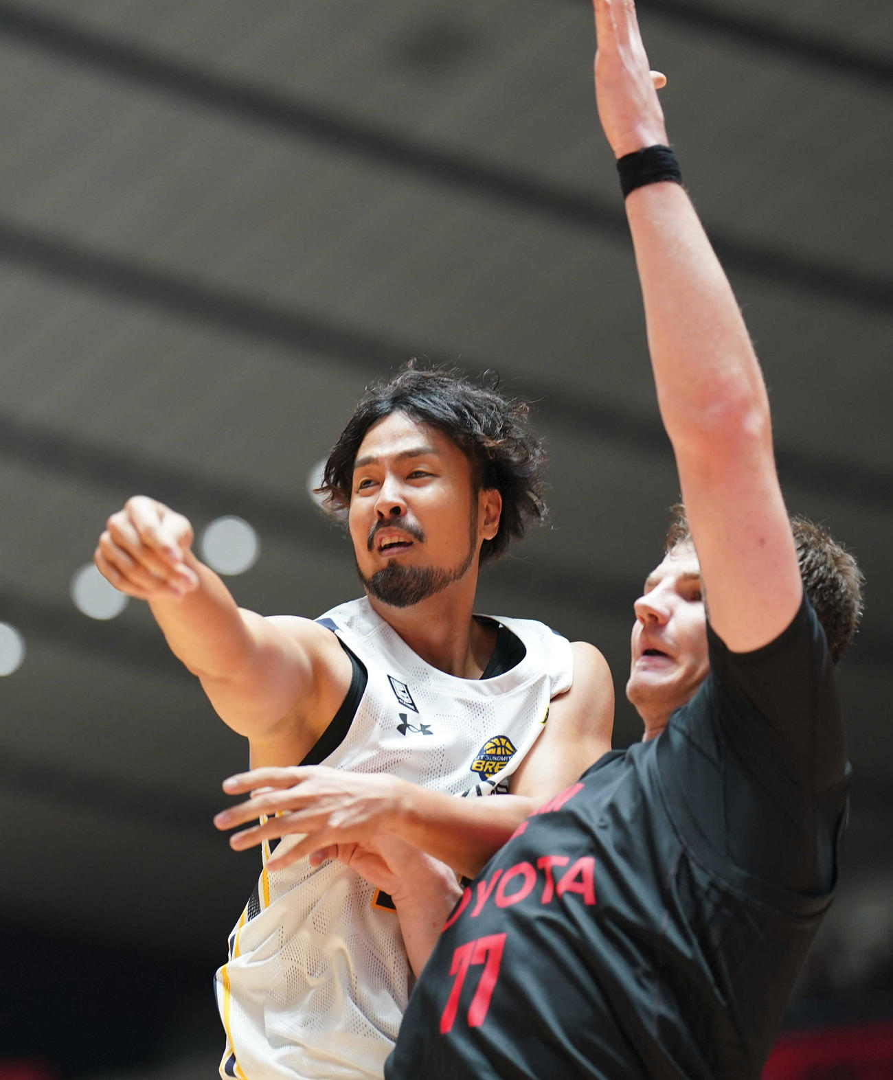 第4Q、A東京アルトゥーラス・グダイティス（右）と競り合う宇都宮の竹内公輔