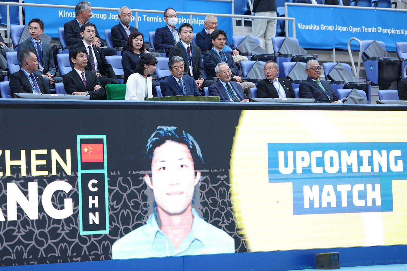 ジャパン・オープン・テニス選手権の観戦に出席される秋篠宮家の次女佳子さま（手前左から3人目）（撮影・河田真司）