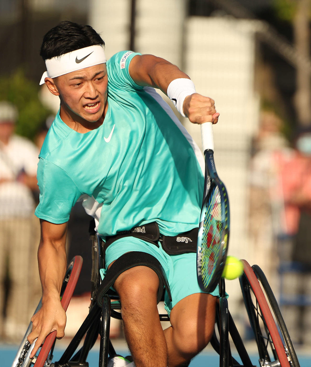 車いす男子シングルス1回戦　リターンする小田（撮影・河田真司）