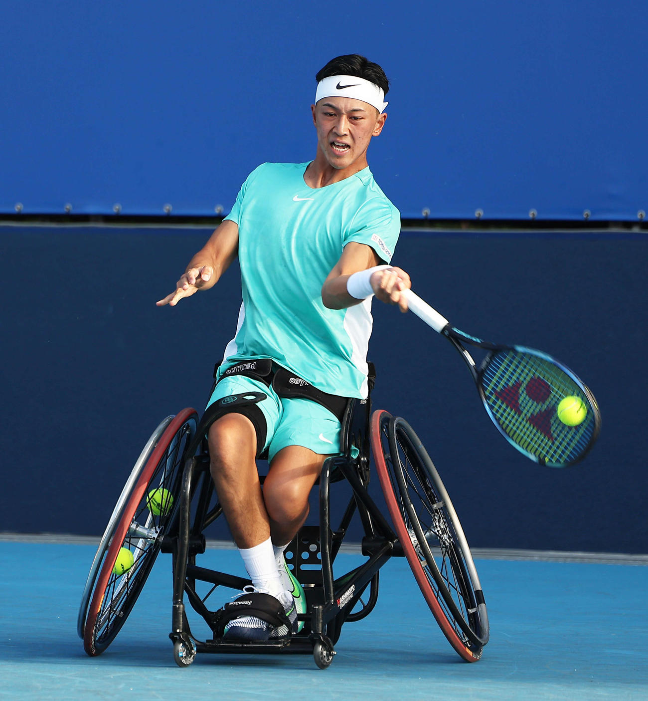 車いす男子シングルス1回戦　フォアハンドで攻める小田（撮影・河田真司）