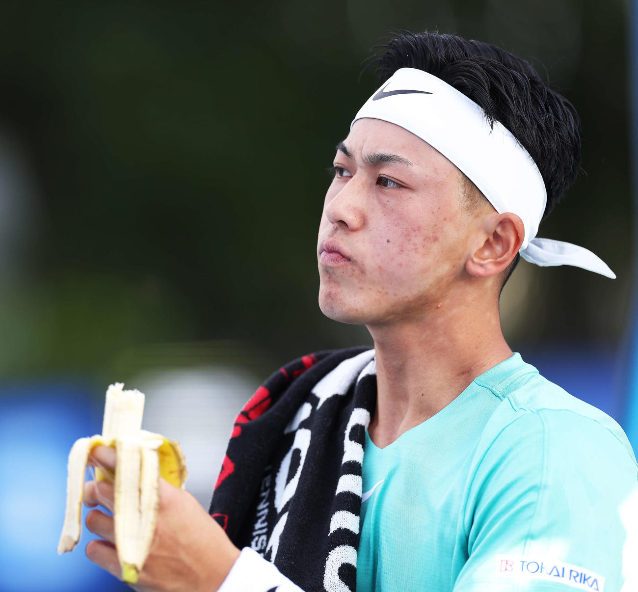 車いす男子シングルス1回戦　第1セットを終え、エネルギー補給する小田（撮影・河田真司）