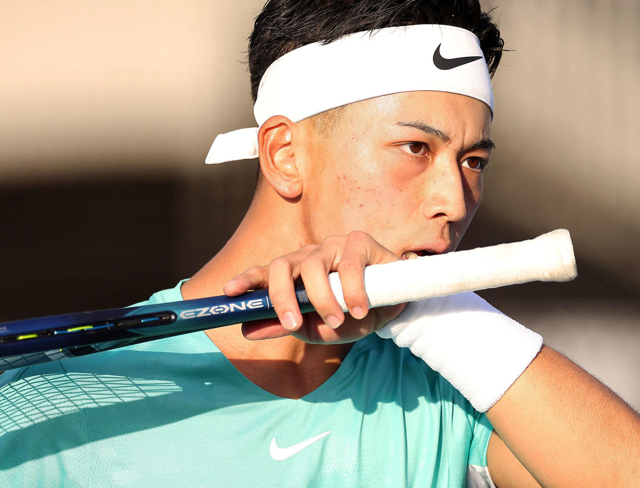 車いす男子シングルス1回戦　汗を拭う小田（撮影・河田真司）