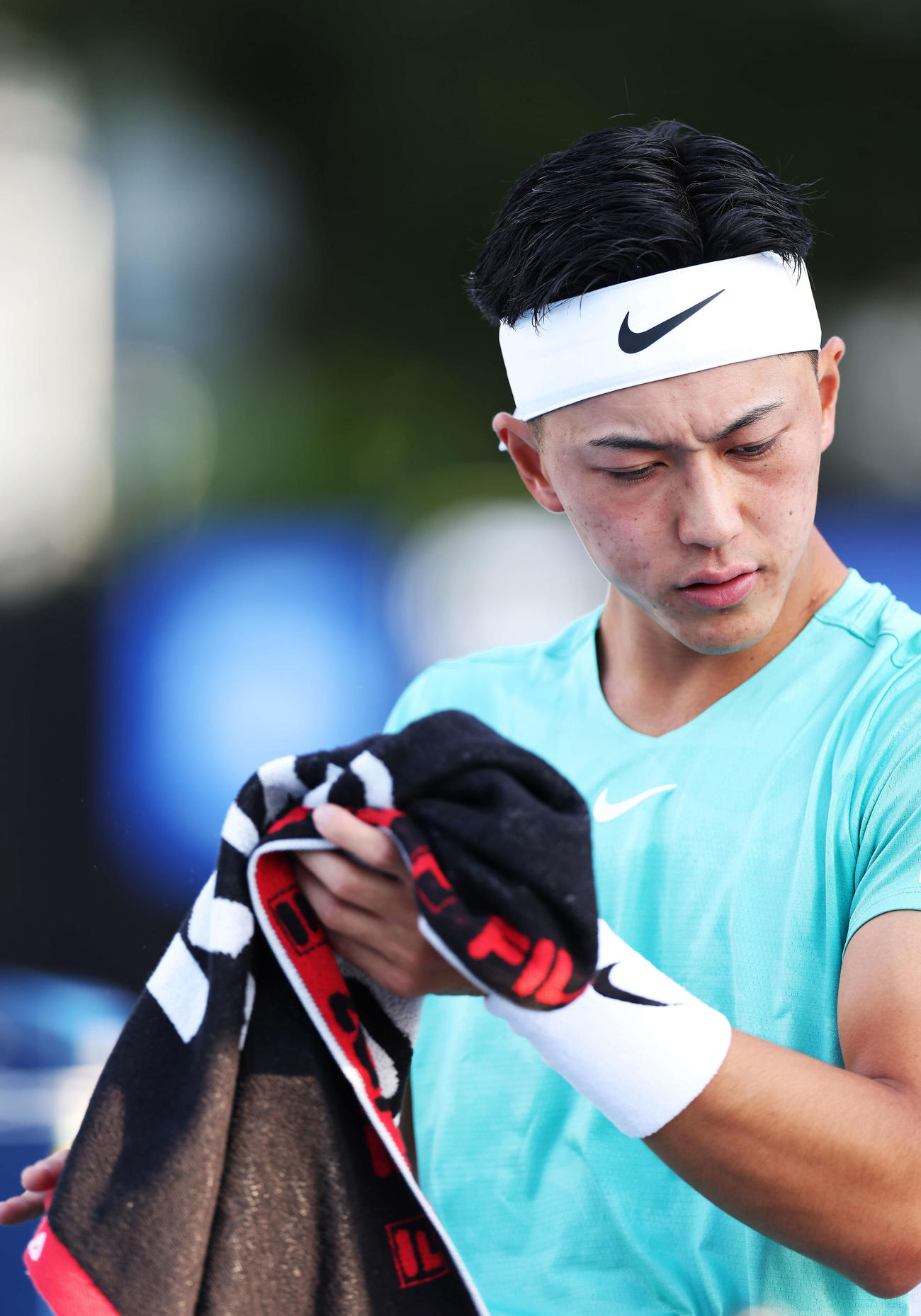 車いす男子シングルス1回戦　汗を拭う小田（撮影・河田真司）
