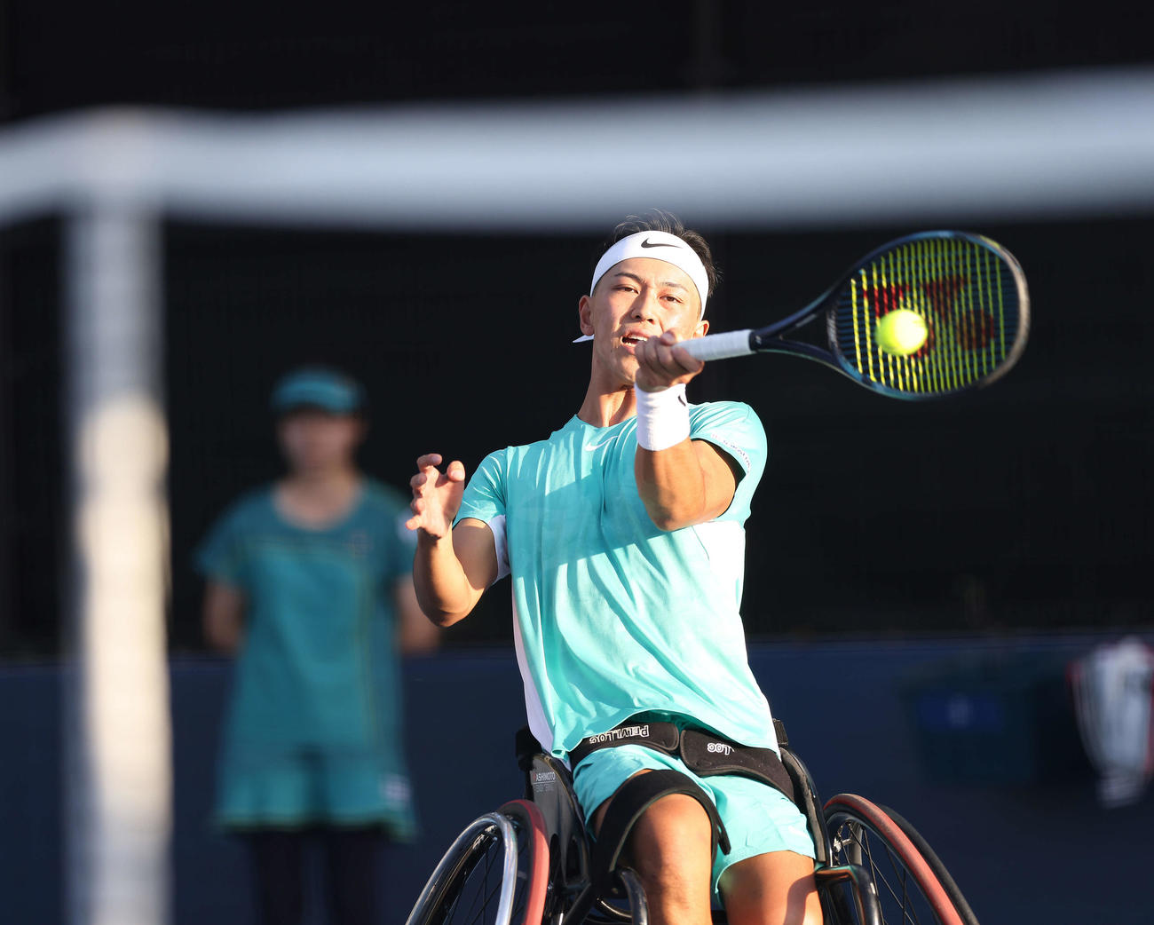 車いす男子シングルス1回戦　フォアハンドで攻める小田（撮影・河田真司）