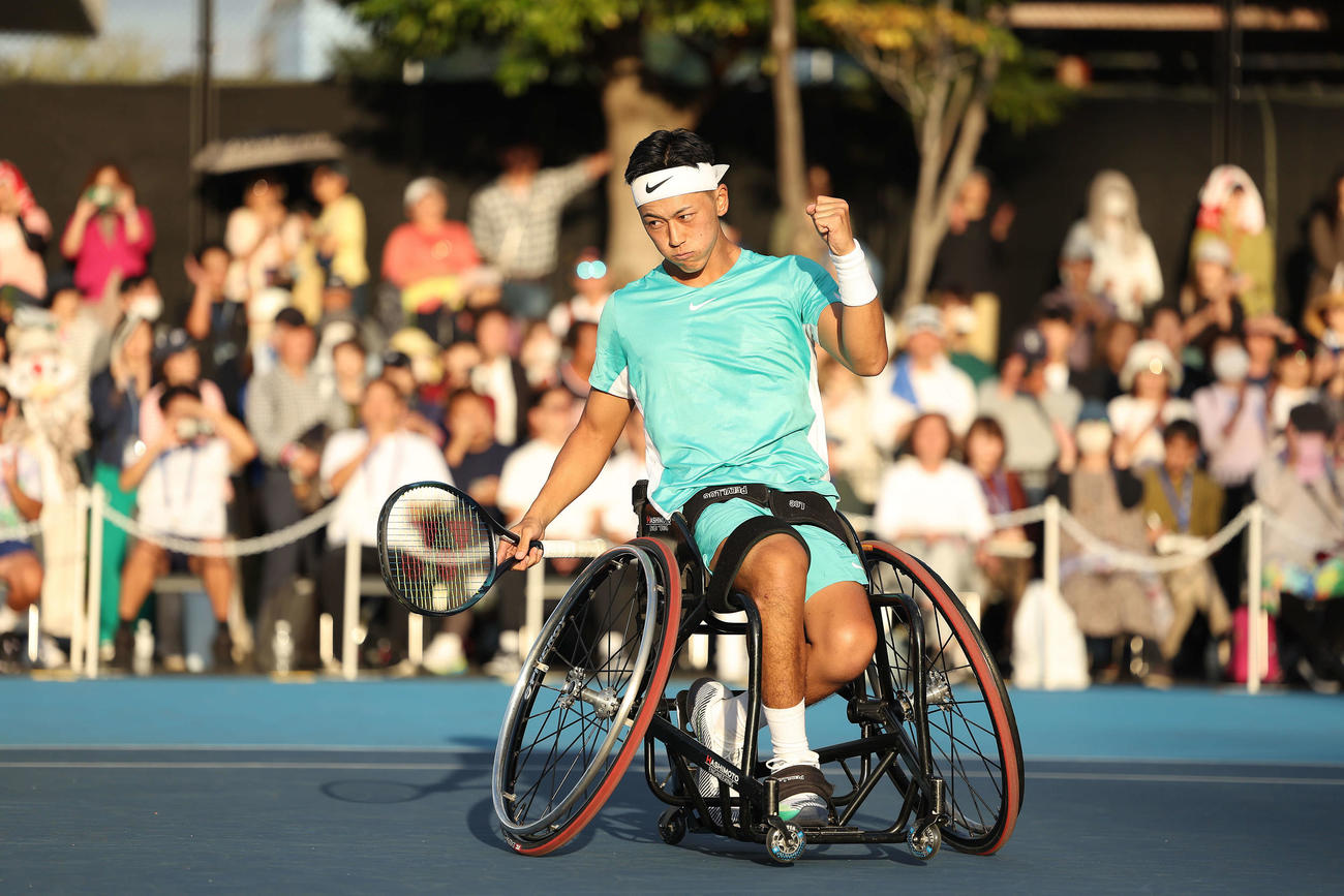 車いす男子シングルス1回戦　藤本に勝利しガッツポーズする小田（撮影・河田真司）