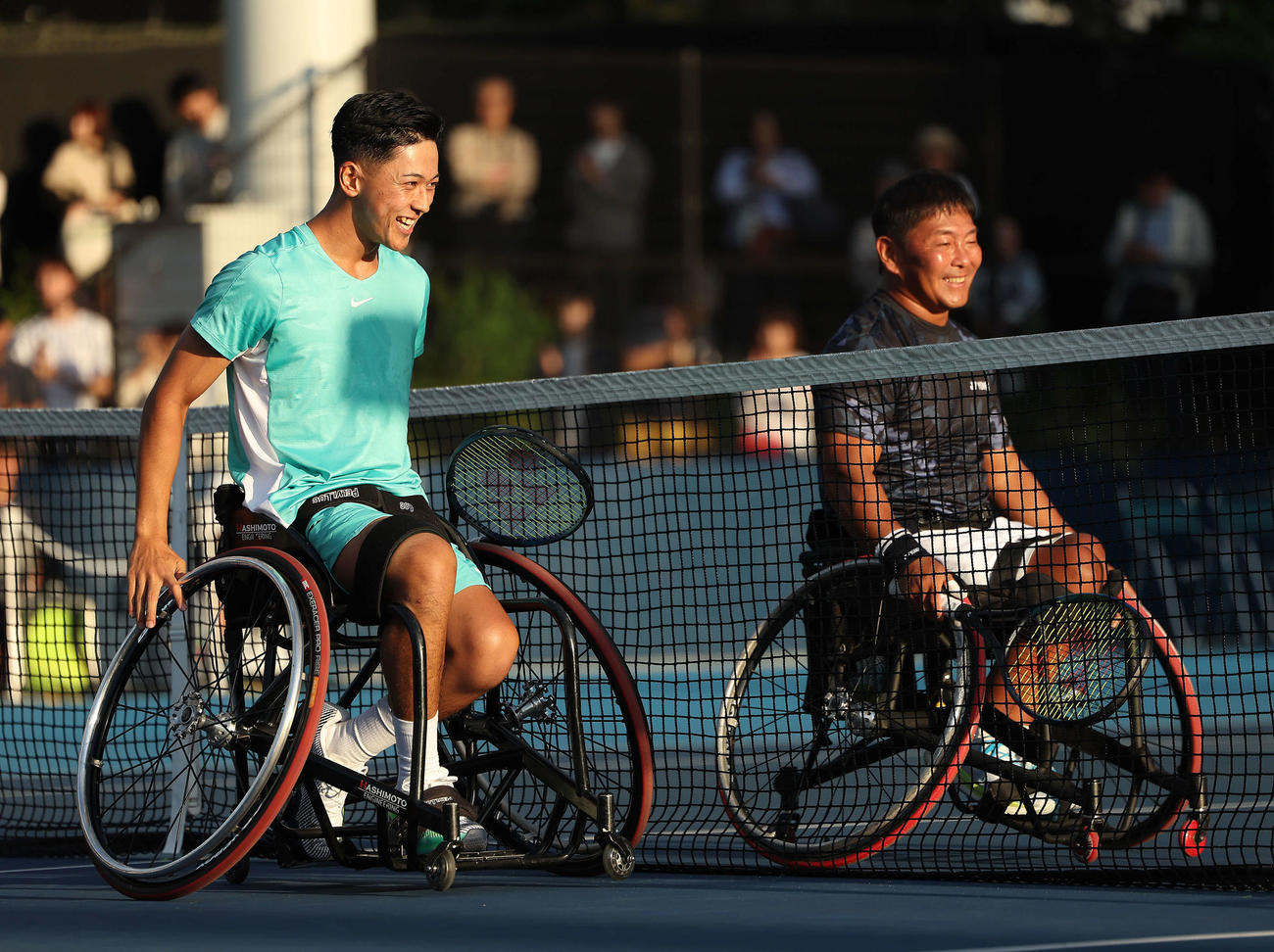 車いす男子シングルス1回戦　試合後笑顔を見せる小田凱人（手前）と藤本（撮影・河田真司）
