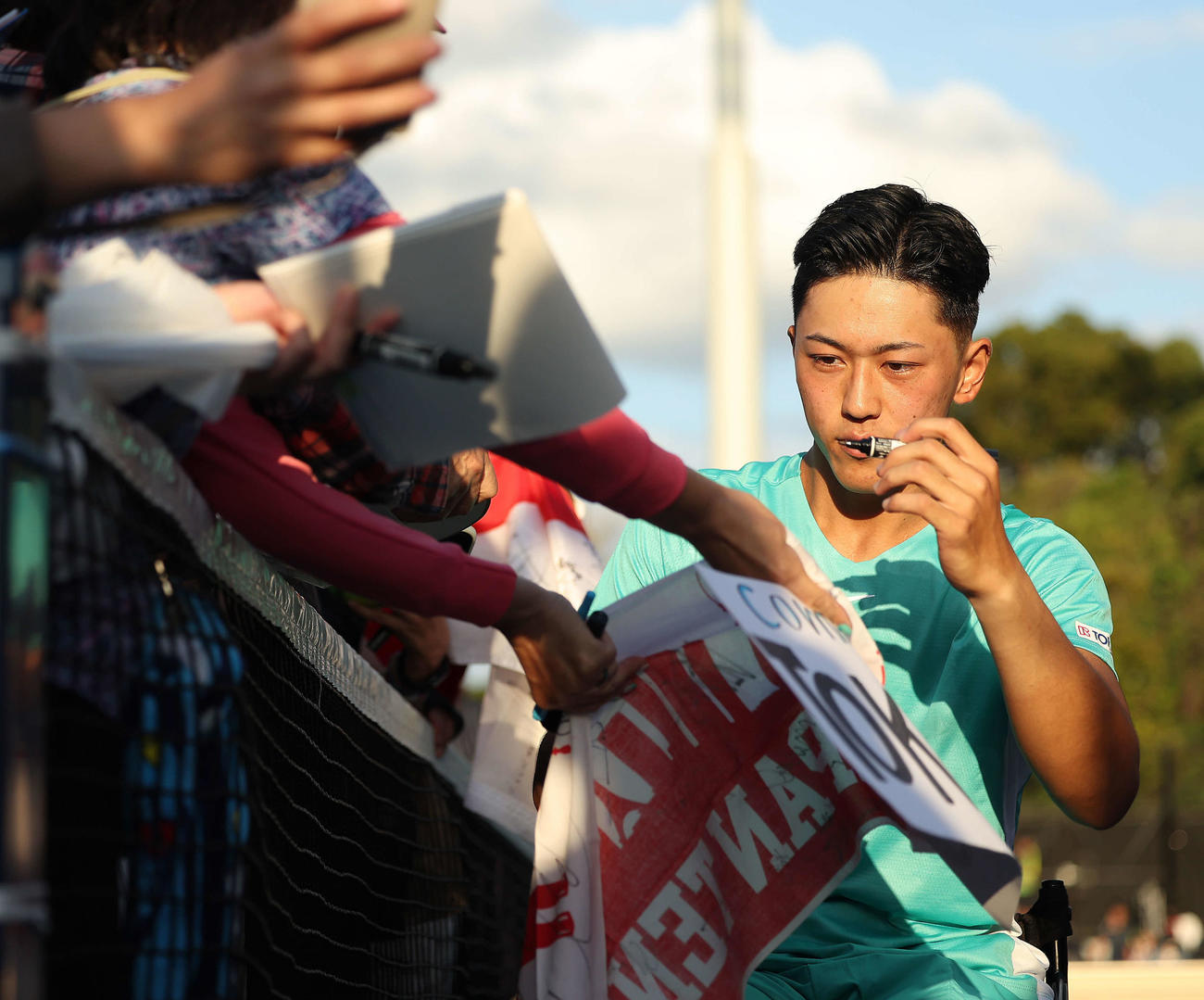 車いす男子シングルス1回戦　試合後、ファンサービスに応じる小田（撮影・河田真司）