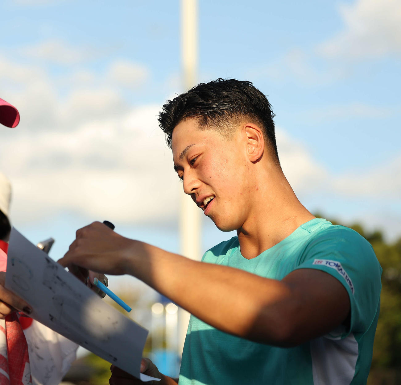 車いす男子シングルス1回戦　試合後、ファンサービスに応じる小田（撮影・河田真司）