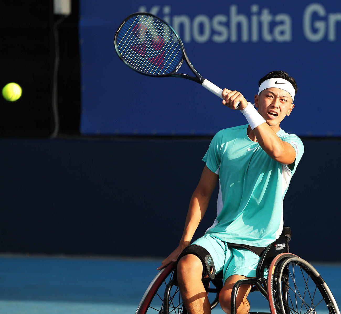 車いす男子シングルス1回戦　フォアハンドで攻める小田（撮影・河田真司）