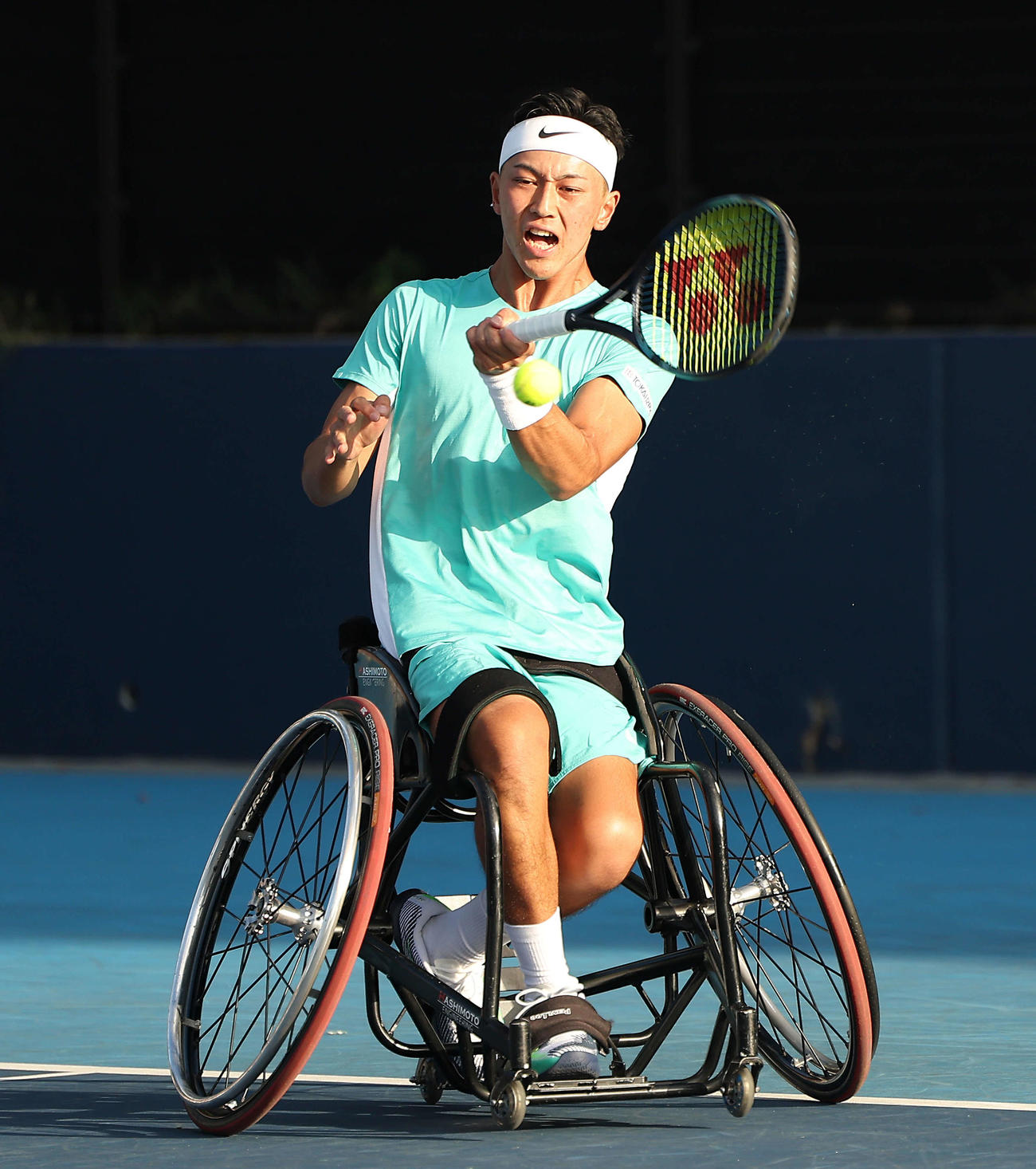 車いす男子シングルス1回戦　フォアハンドで攻める小田（撮影・河田真司）