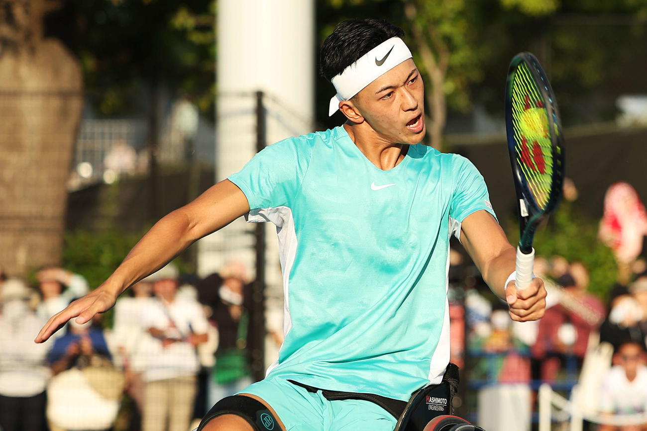 車いす男子シングルス1回戦　リターンする小田（撮影・河田真司）