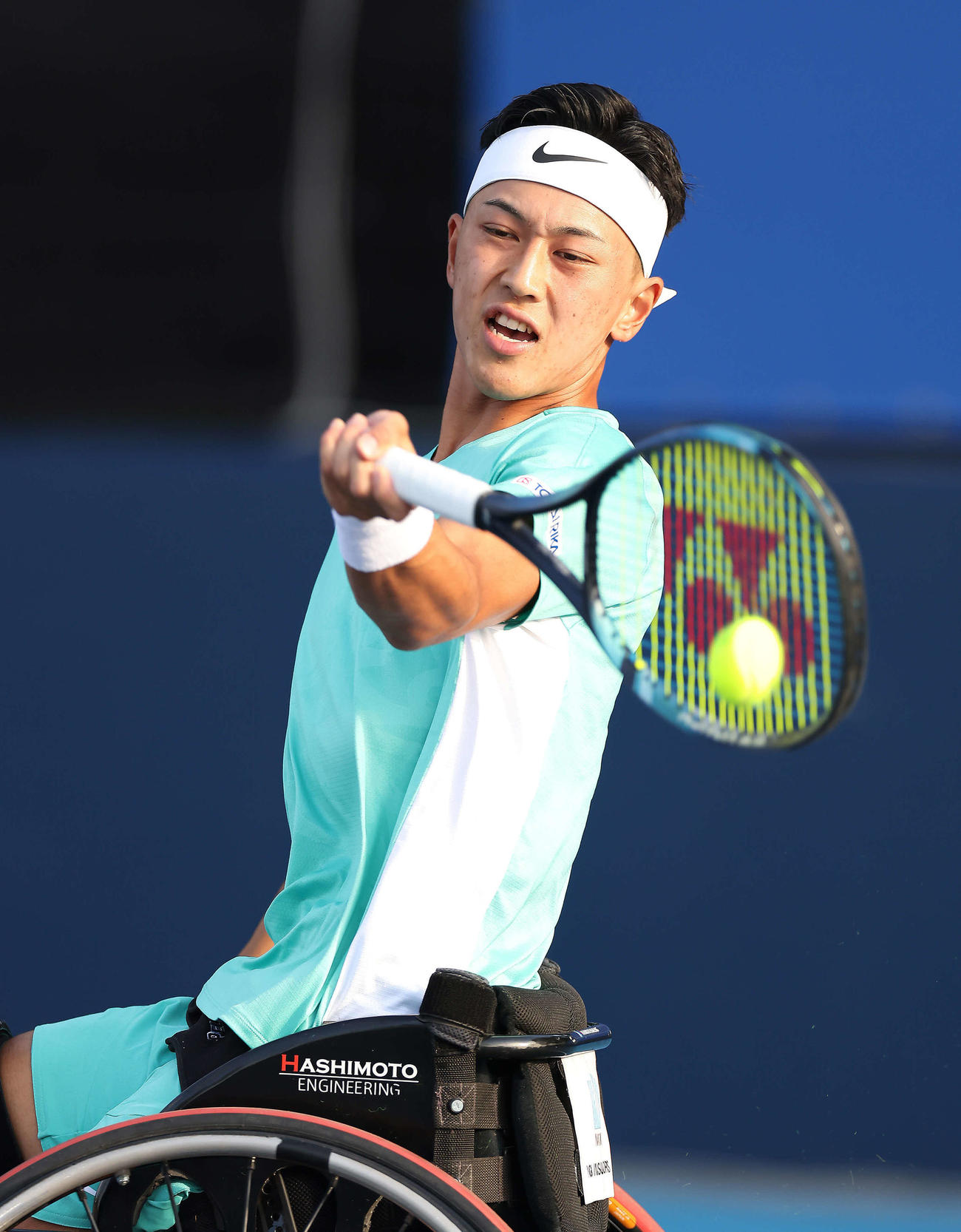 車いす男子シングルス1回戦　リターンする小田（撮影・河田真司）