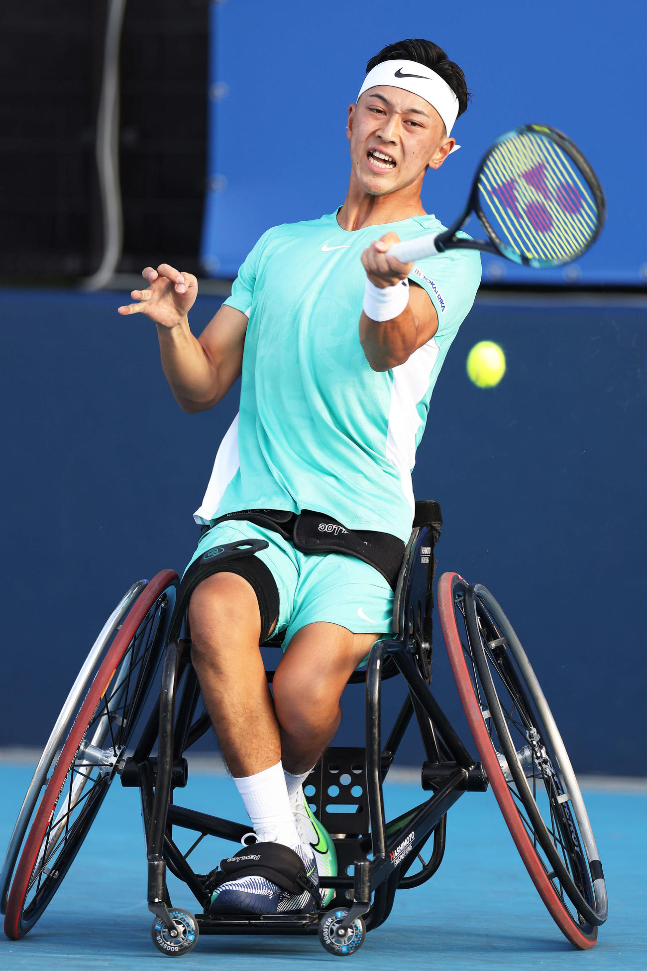車いす男子シングルス1回戦　リターンする小田（撮影・河田真司）
