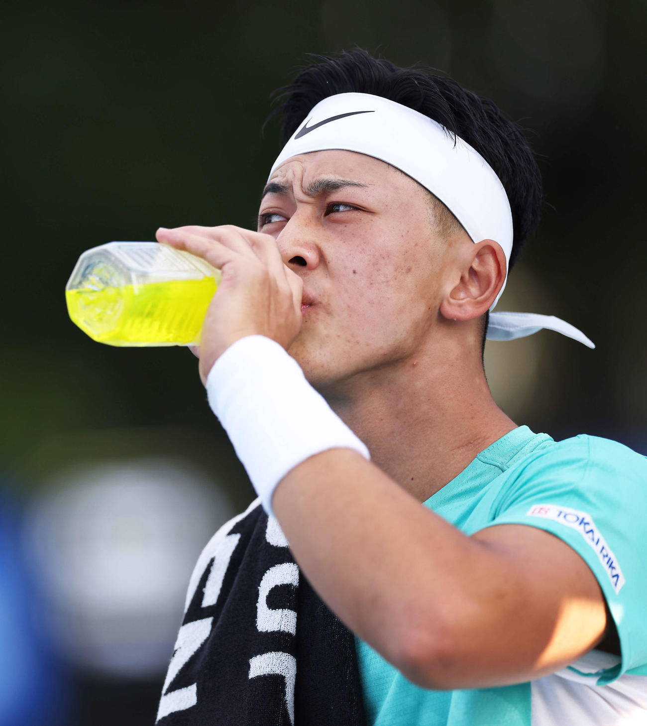 車いす男子シングルス1回戦　第1セットを終え、水分補給する小田（撮影・河田真司）