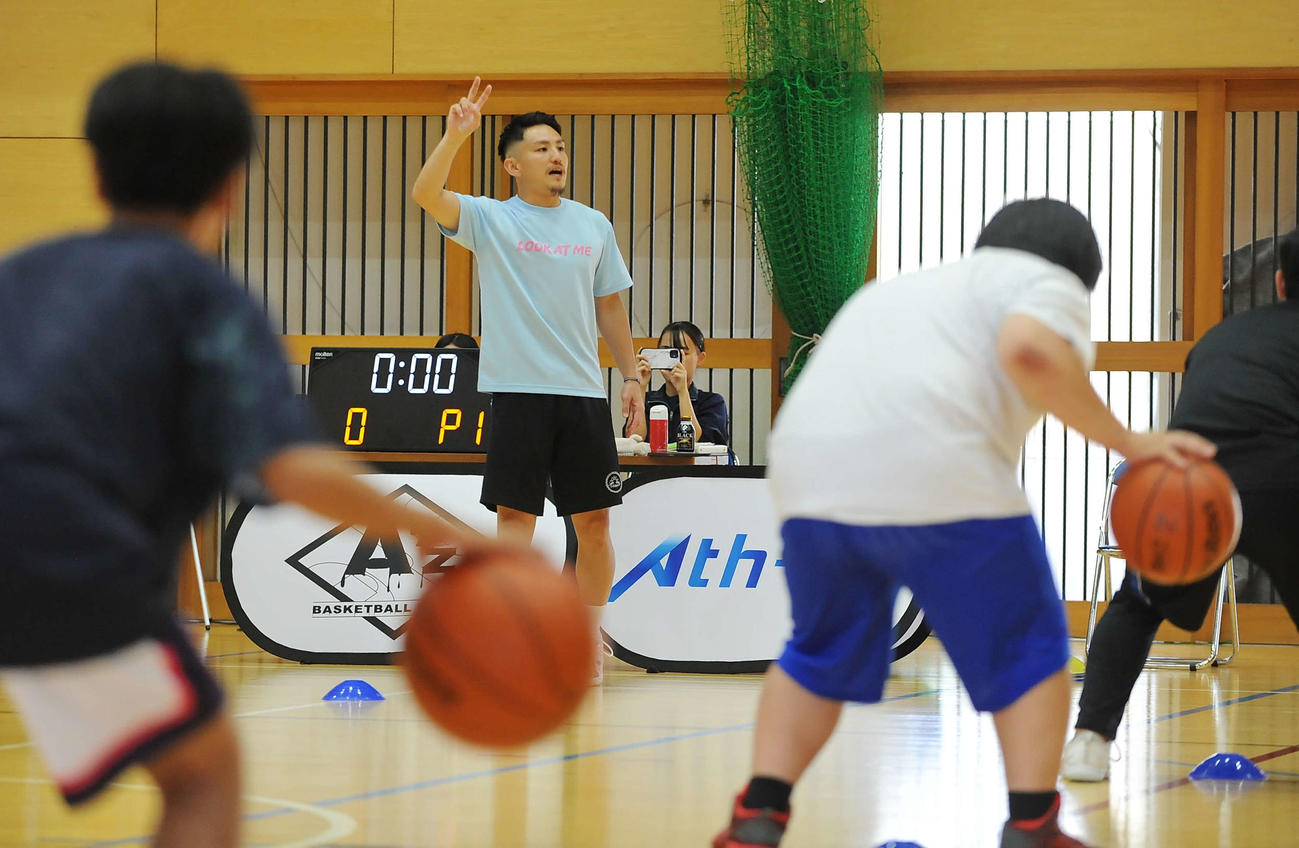 焼津の選手らにドリブルを指導する大沢氏（左奥）