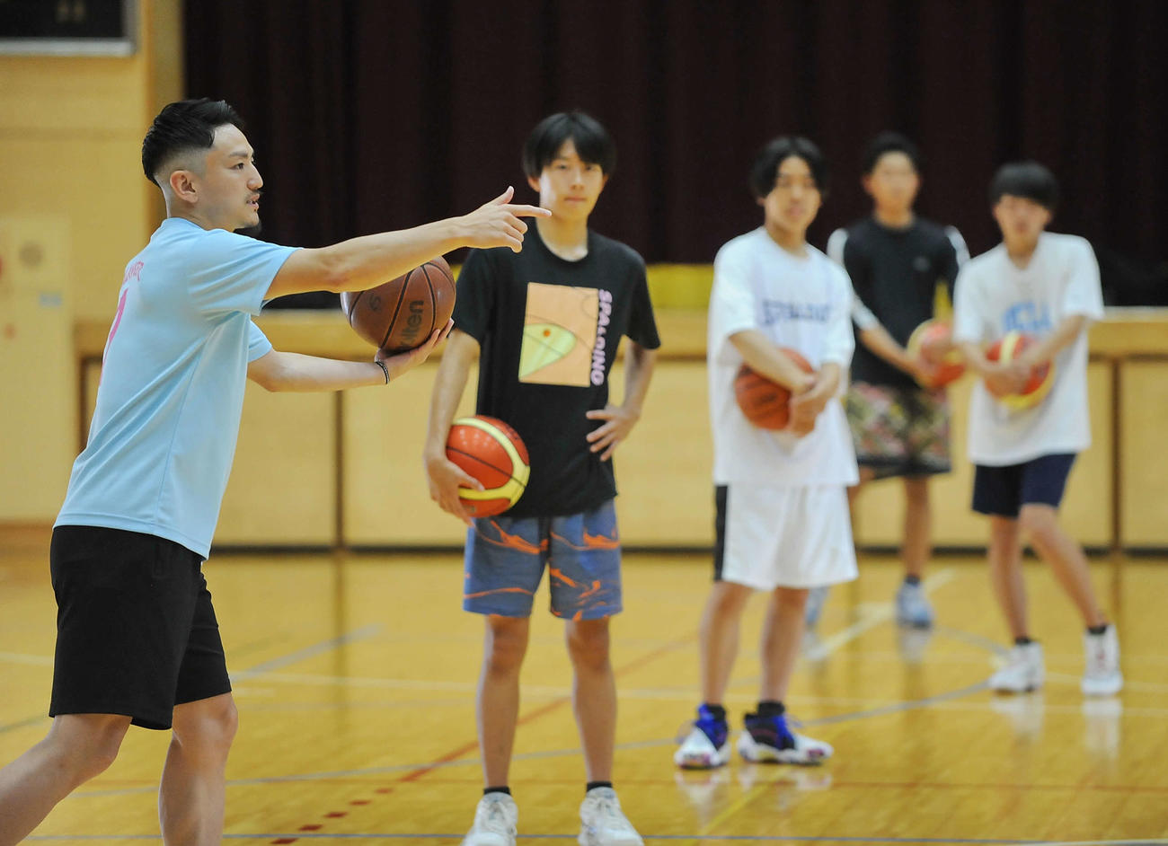 大沢氏（左）のパス指導を聞く焼津の選手ら