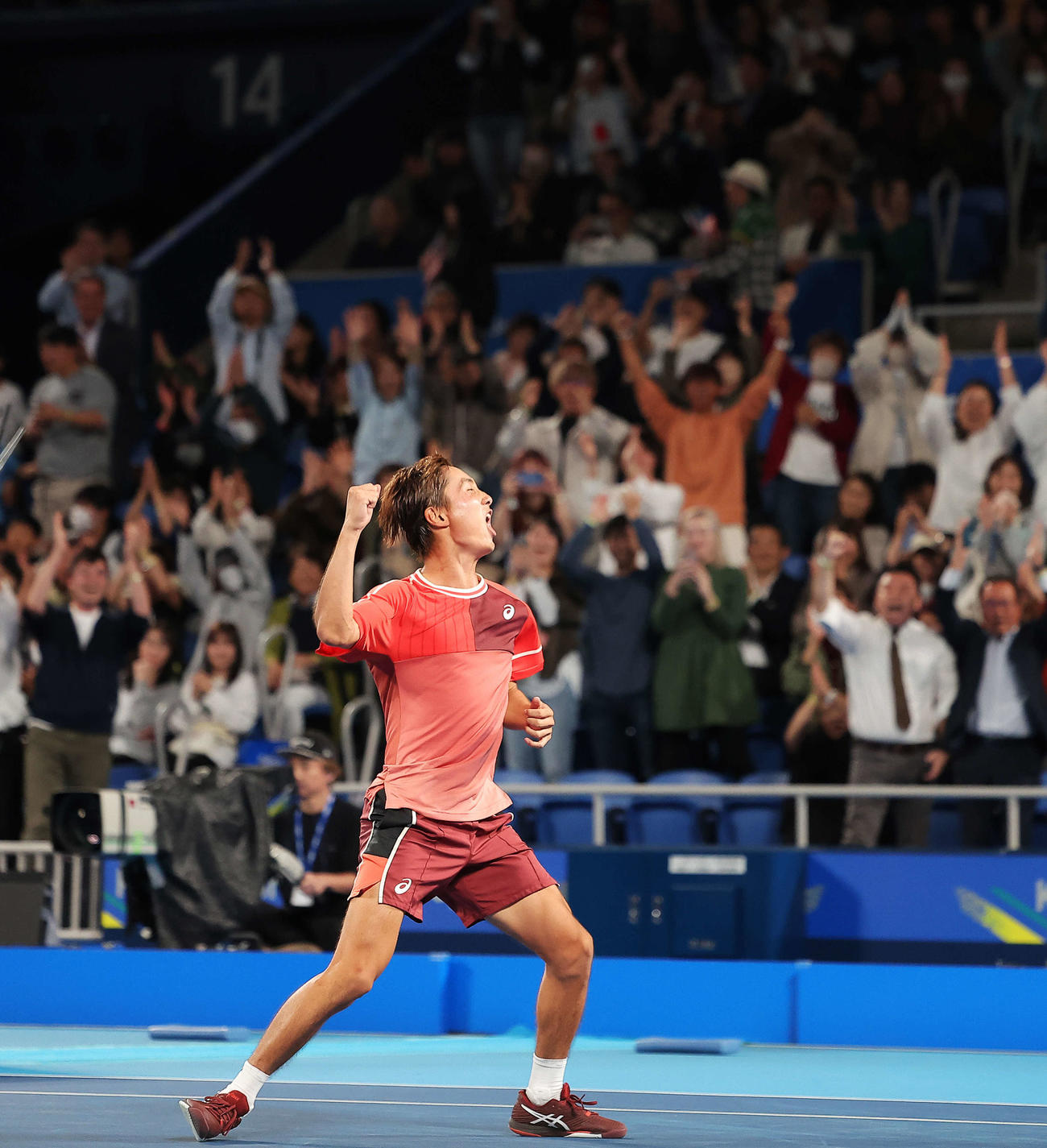 男子シングルス2回戦　テイラー・フリッツに勝利し雄たけびを上げる望月（撮影・河田真司）