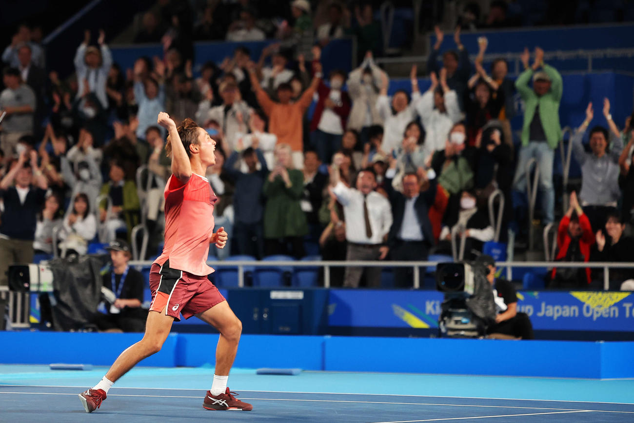 男子シングルス2回戦　テイラー・フリッツに勝利し雄たけびを上げる望月（撮影・河田真司）