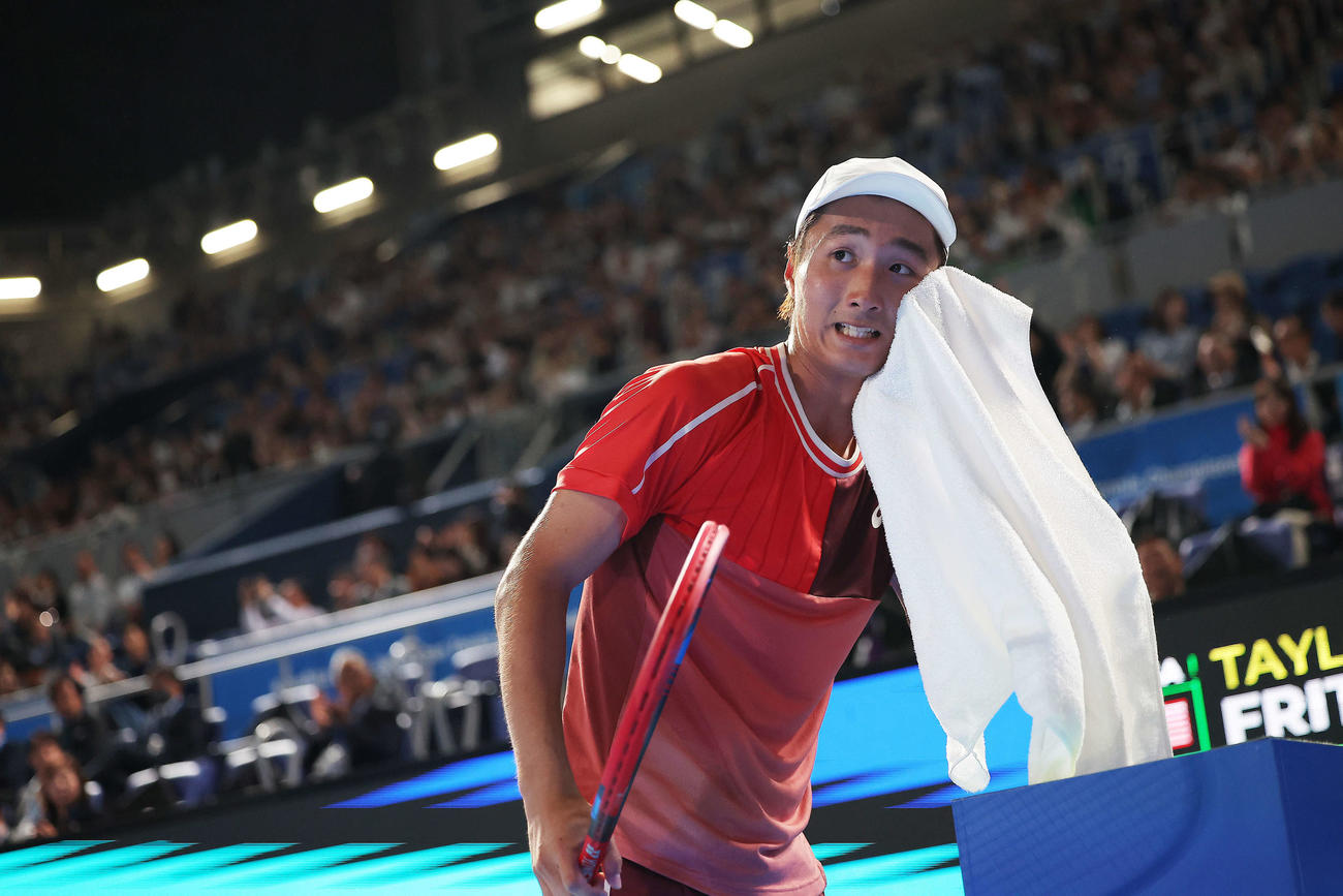 男子シングルス2回戦　タオルで汗を拭う望月（撮影・河田真司）