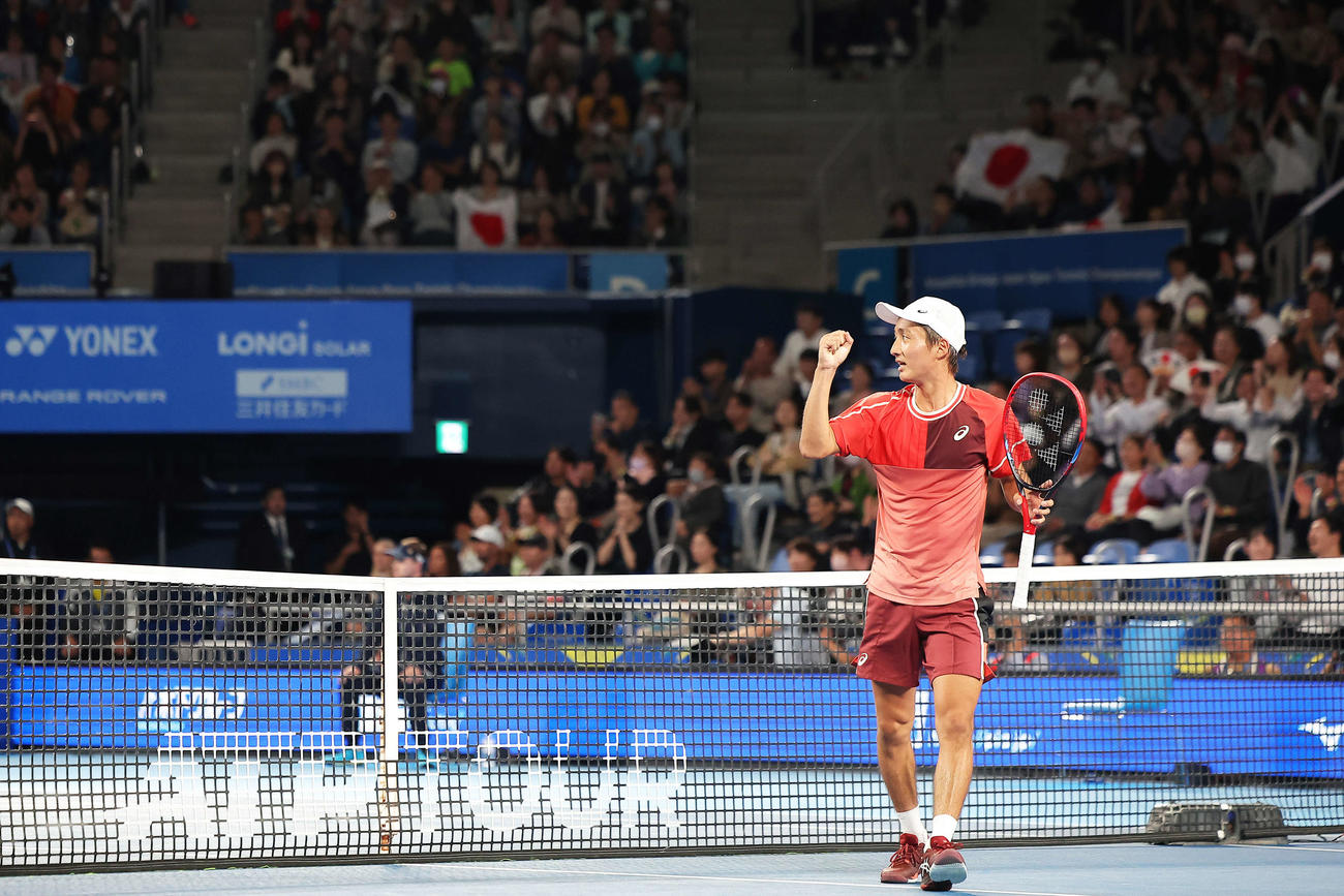 男子シングルス2回戦　ポイントしガッツポーズする望月（撮影・河田真司）